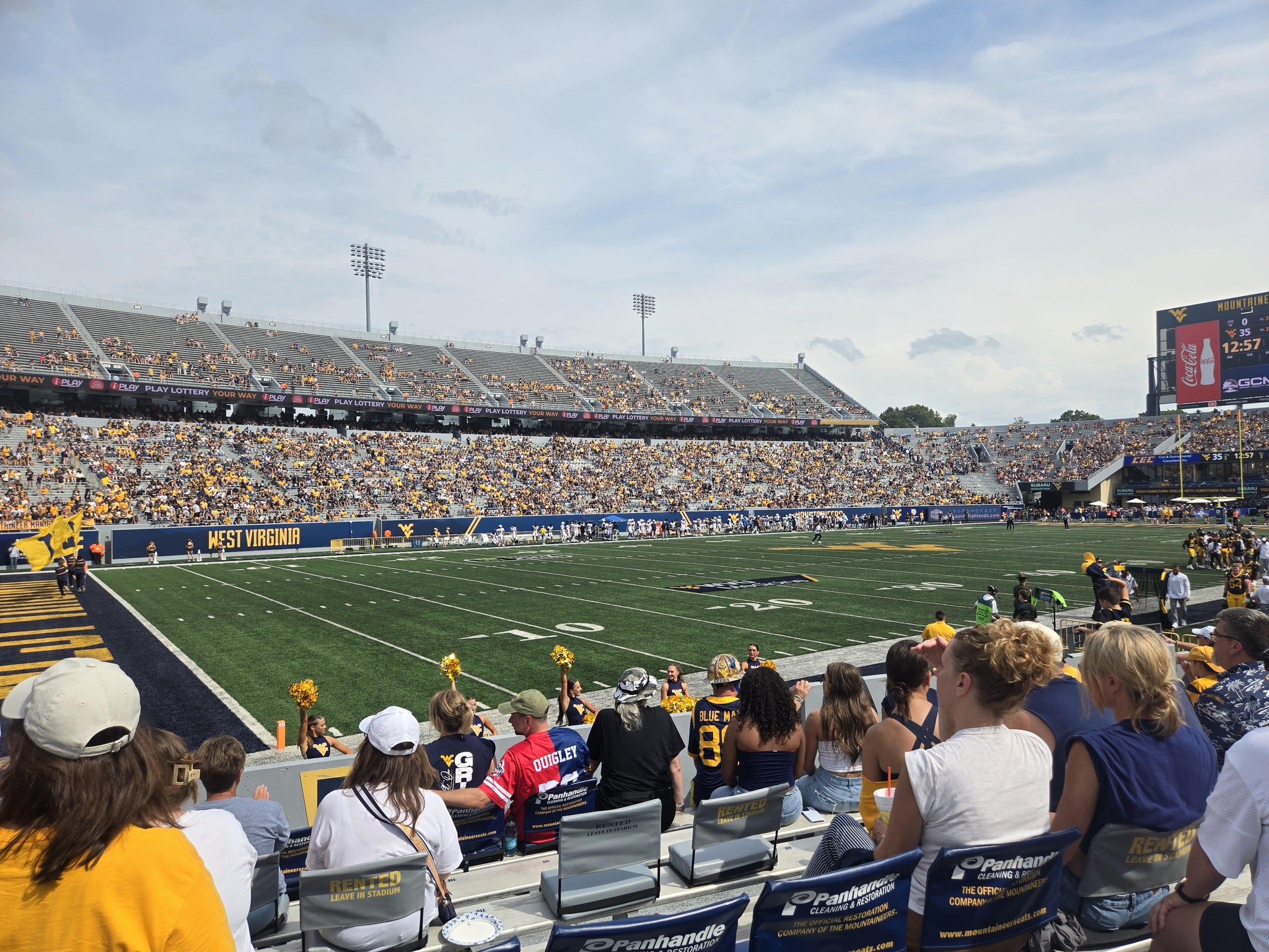 Vue réelle des fans prise de la Section 122 au site Mountaineer Field at Milan Puskar Stadium par Anonymous User