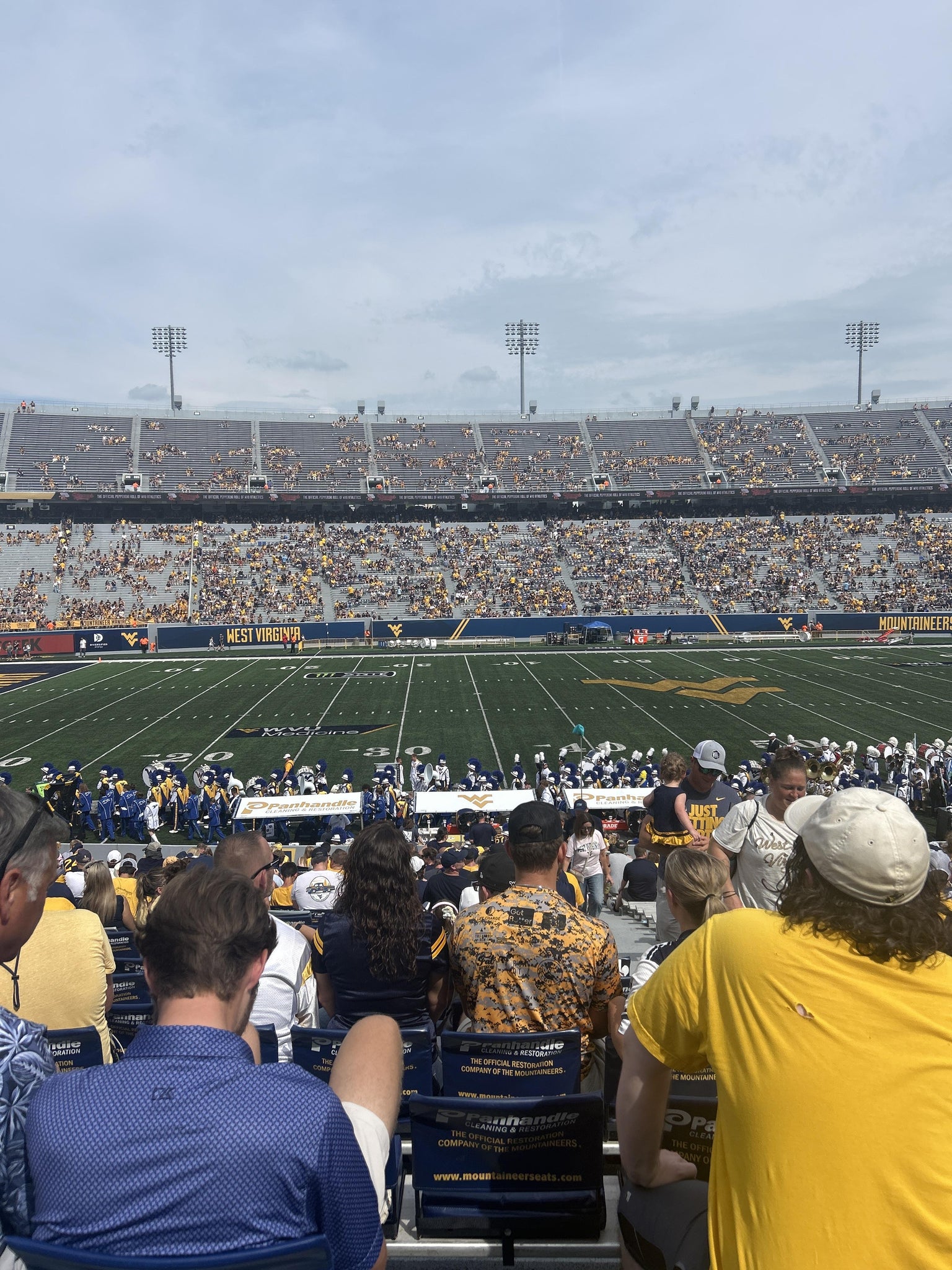 Vue réelle des fans prise de la Section 124 au site Mountaineer Field at Milan Puskar Stadium par Kristen J