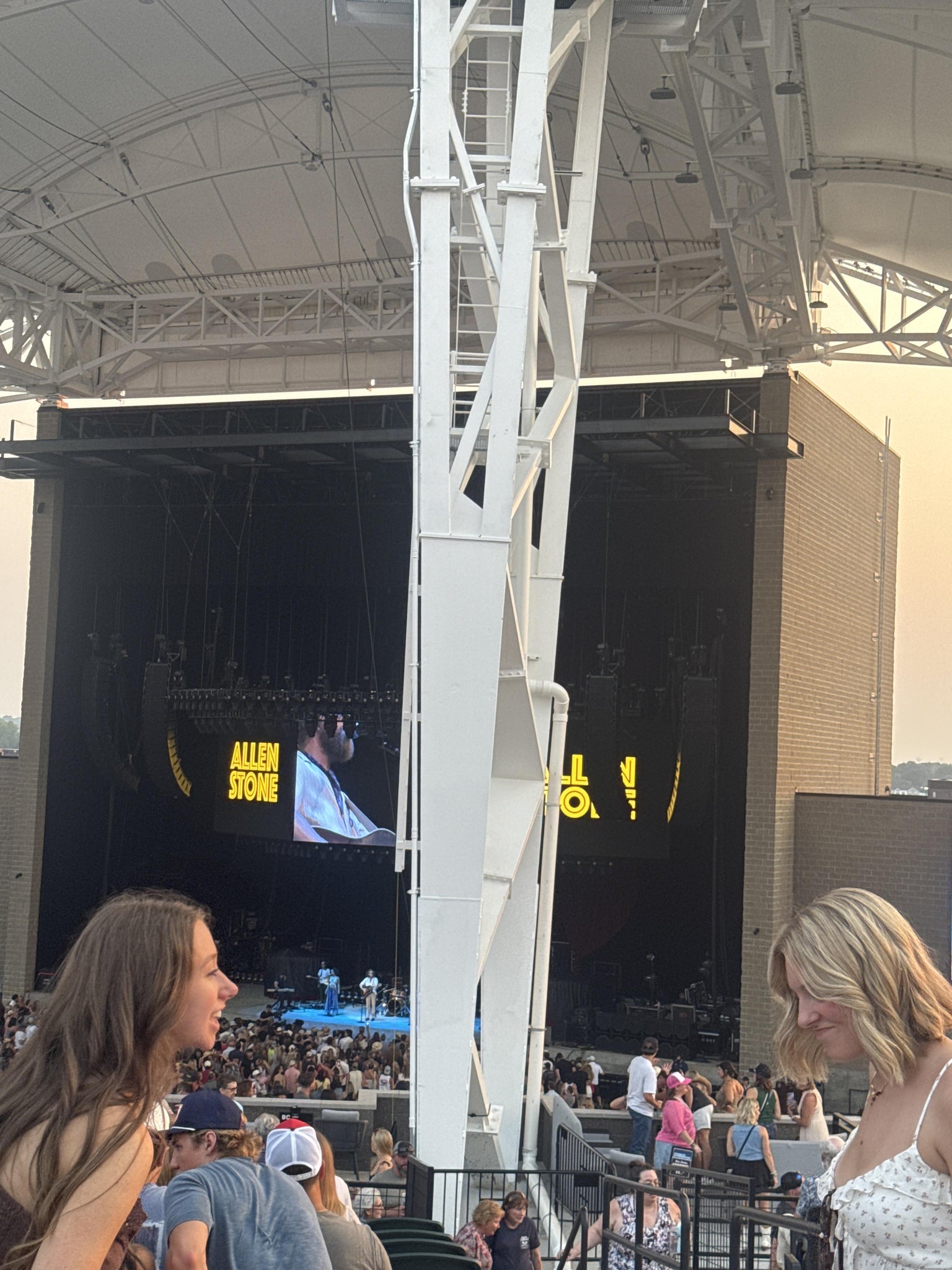Vue réelle des fans prise de la Section 204 au site Mystic Lake Amphitheater par Mike S