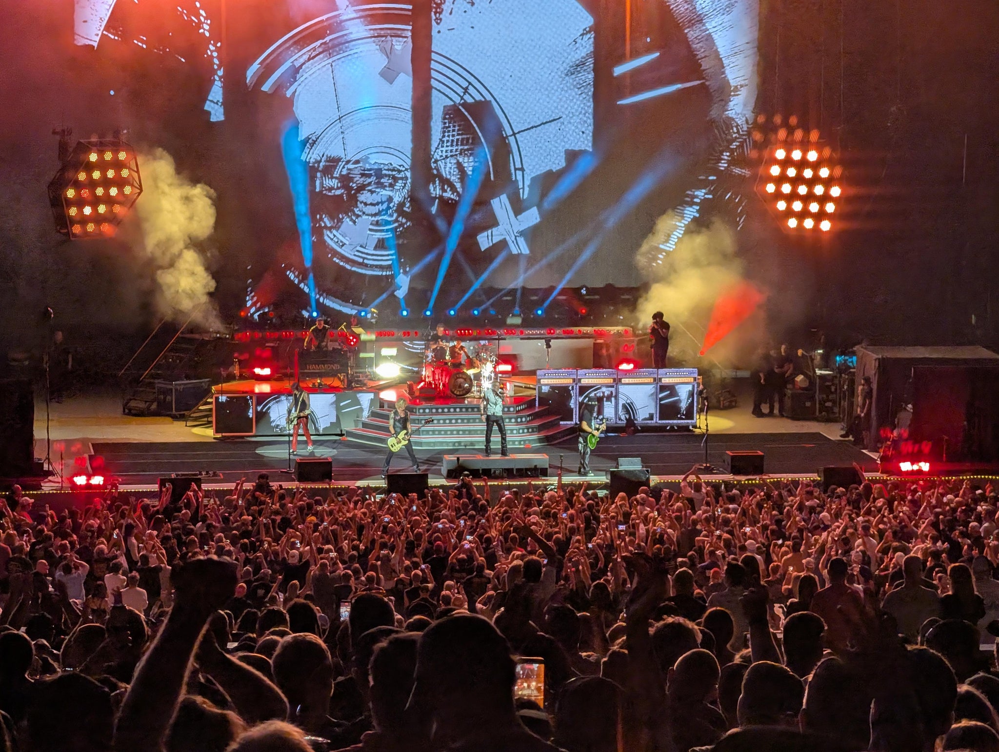 Vue réelle des fans prise de la Section 207 au site Mystic Lake Amphitheater par Stacey F