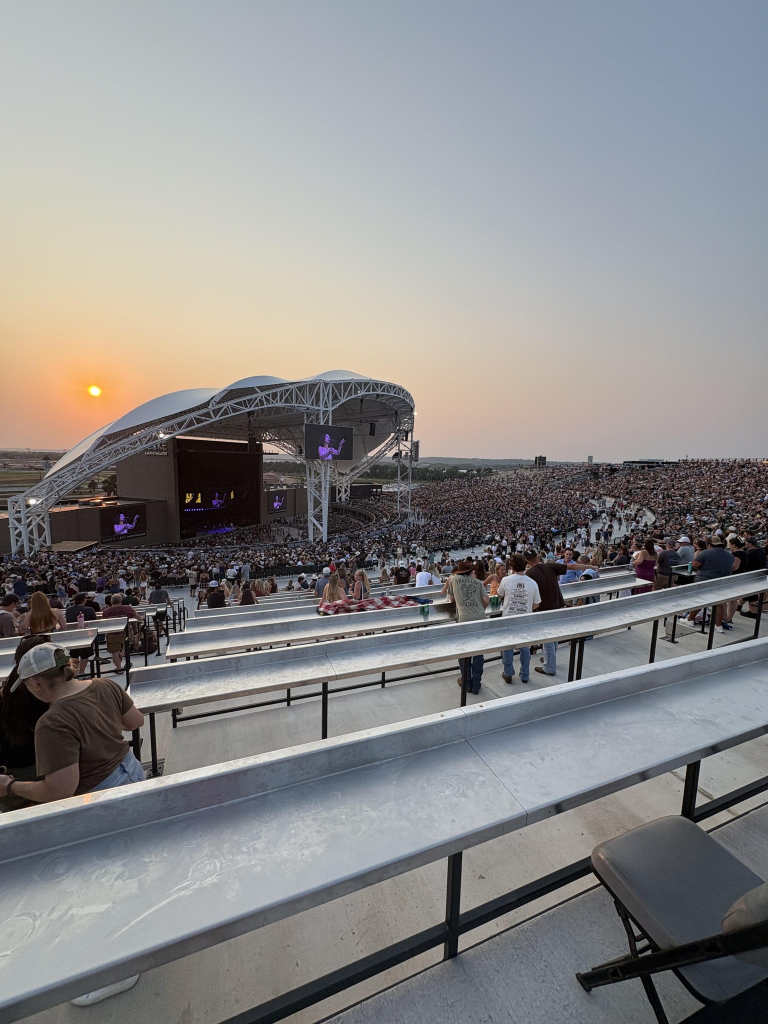 Vue réelle des fans prise de la GA Lawn au site Mystic Lake Amphitheater par Darin H