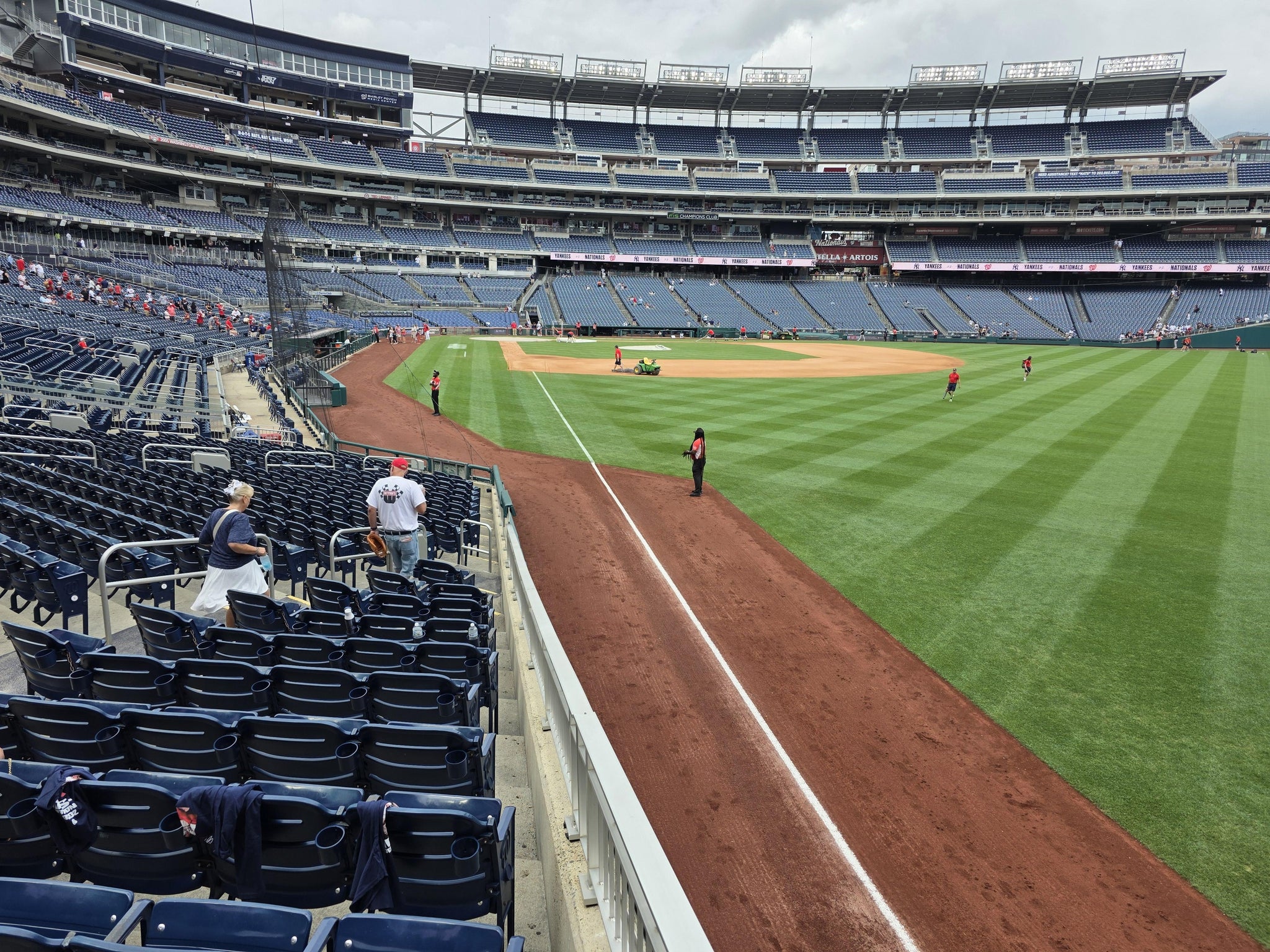 Vue réelle des fans prise de la Section 137 au site Nationals Park par Eduardo H