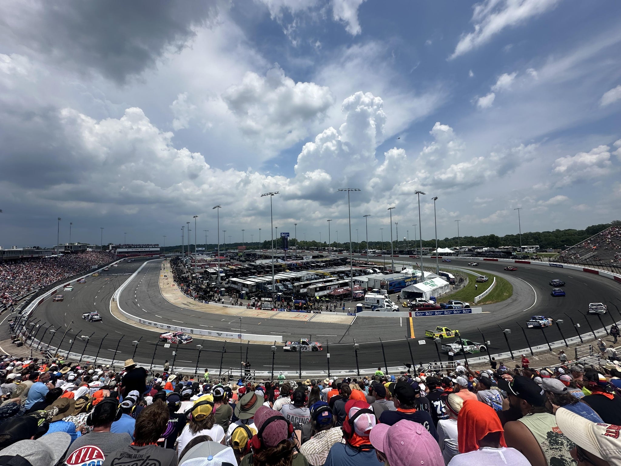 Vue réelle des fans prise de la Section DD au site North Wilkesboro Speedway par Anthony H