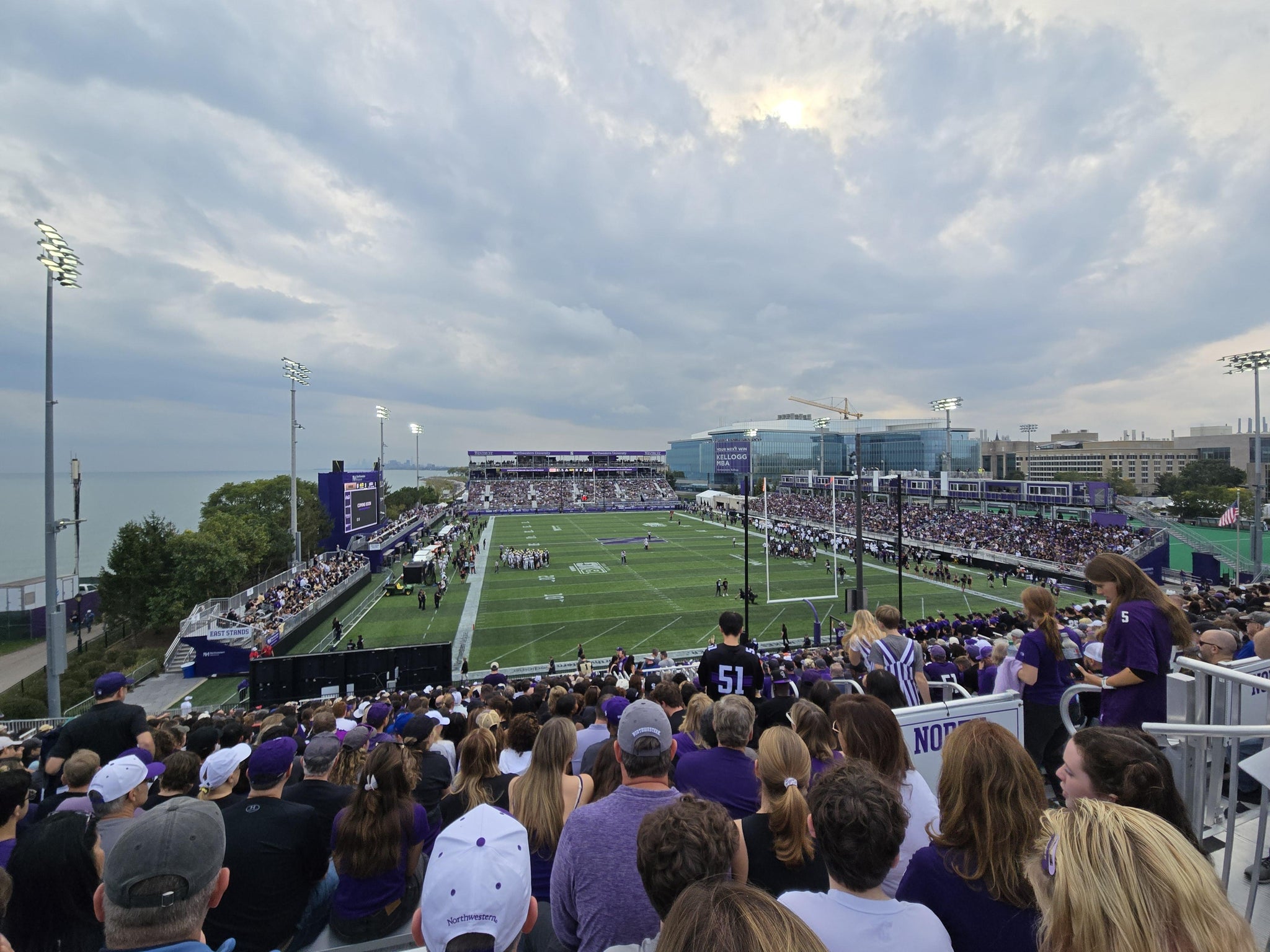 Vue réelle des fans prise de la North 4 au site Northwestern Medicine Field at Martin Stadium par Nathan R