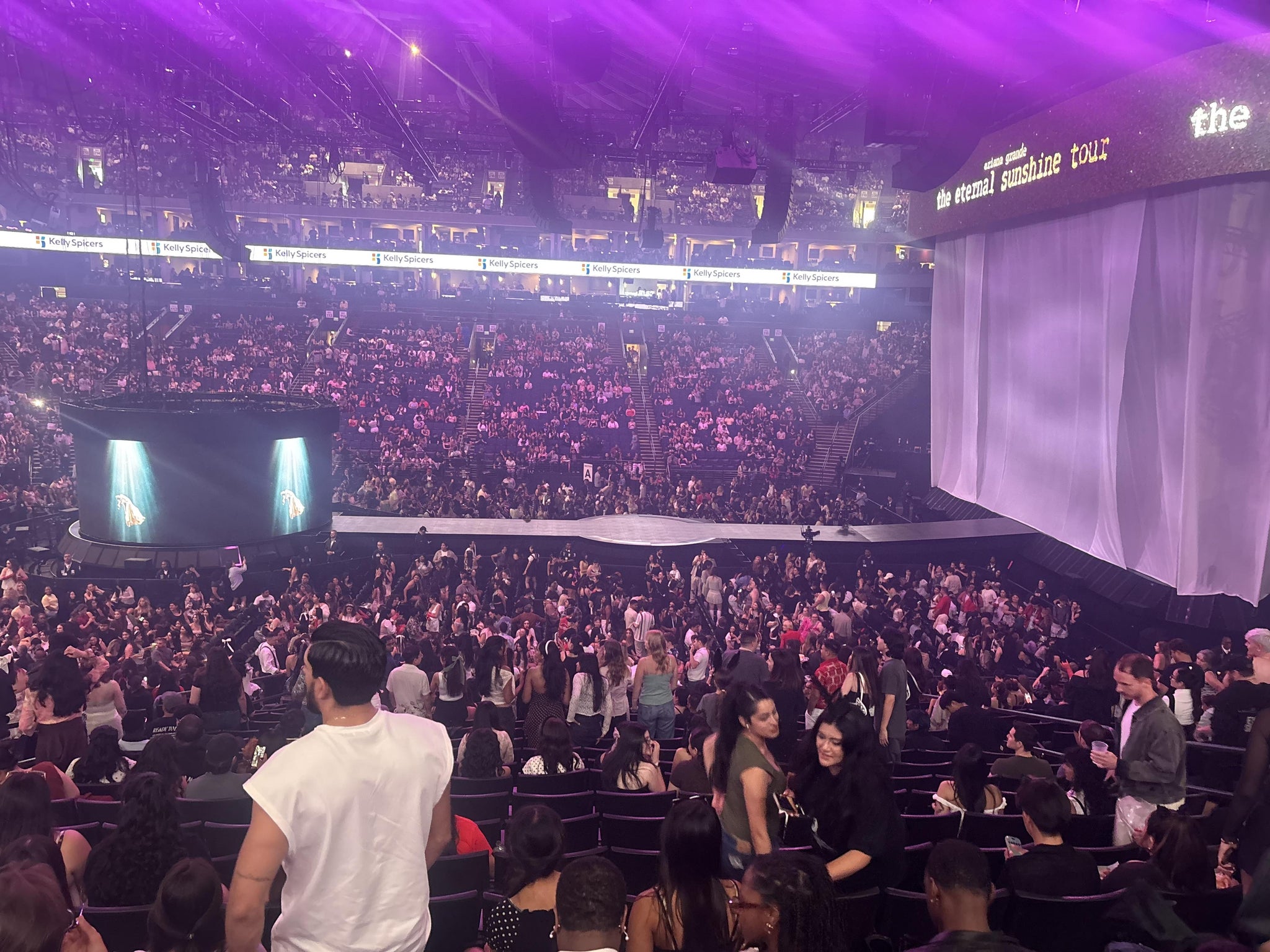 Vue réelle des fans prise de la Club 128 au site Oakland Arena par Anonymous User