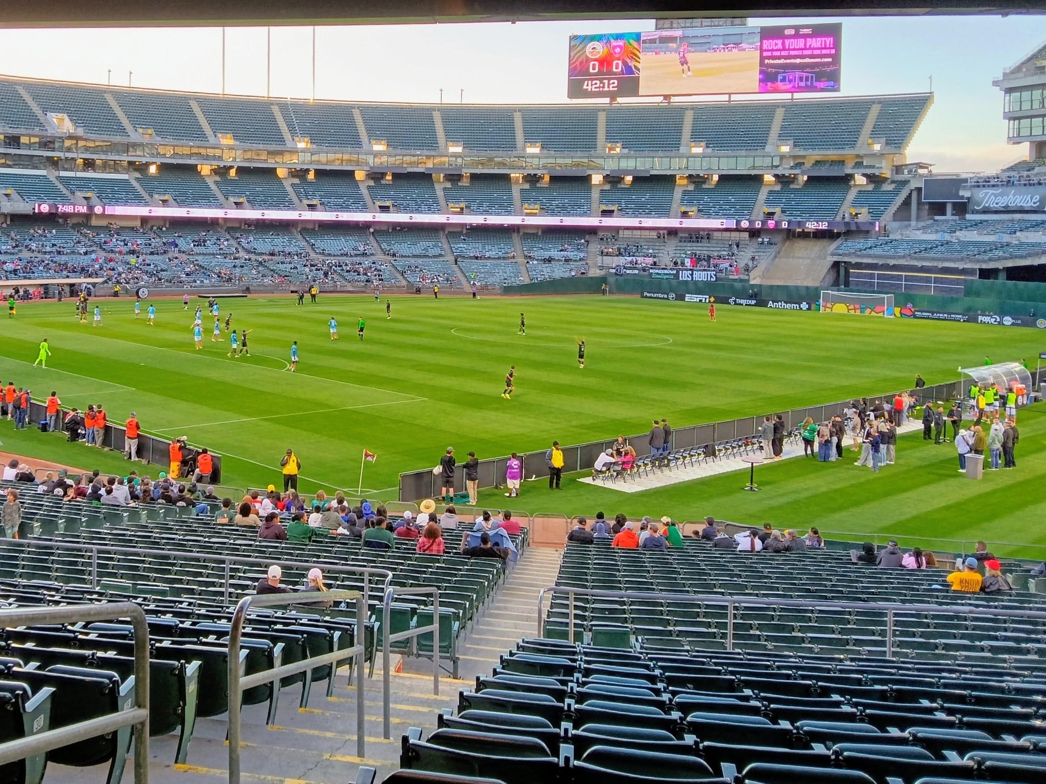 Vue réelle des fans prise de la Front 104 au site Oakland Coliseum par David B