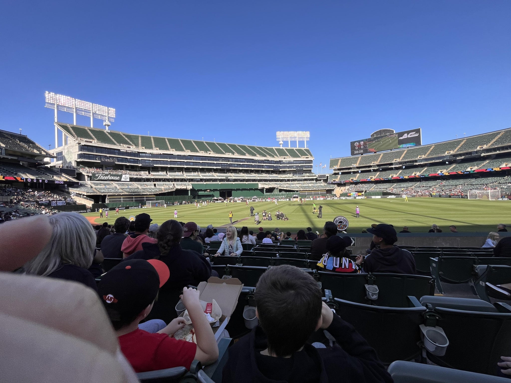 Vue réelle des fans prise de la Front 123 au site Oakland Coliseum par Marlene A