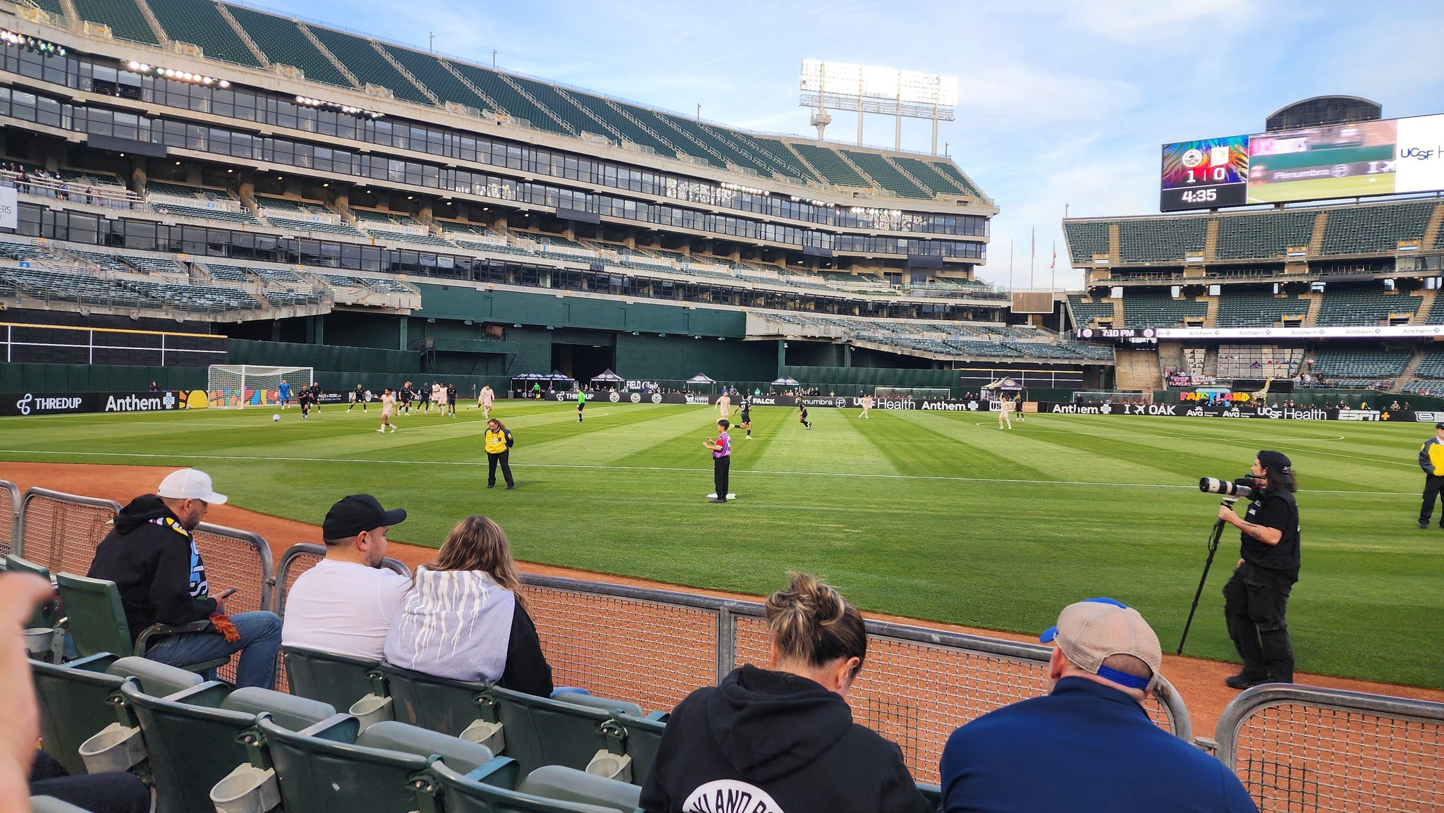 Vue réelle des fans prise de la Front 126 au site Oakland Coliseum par Kevin B