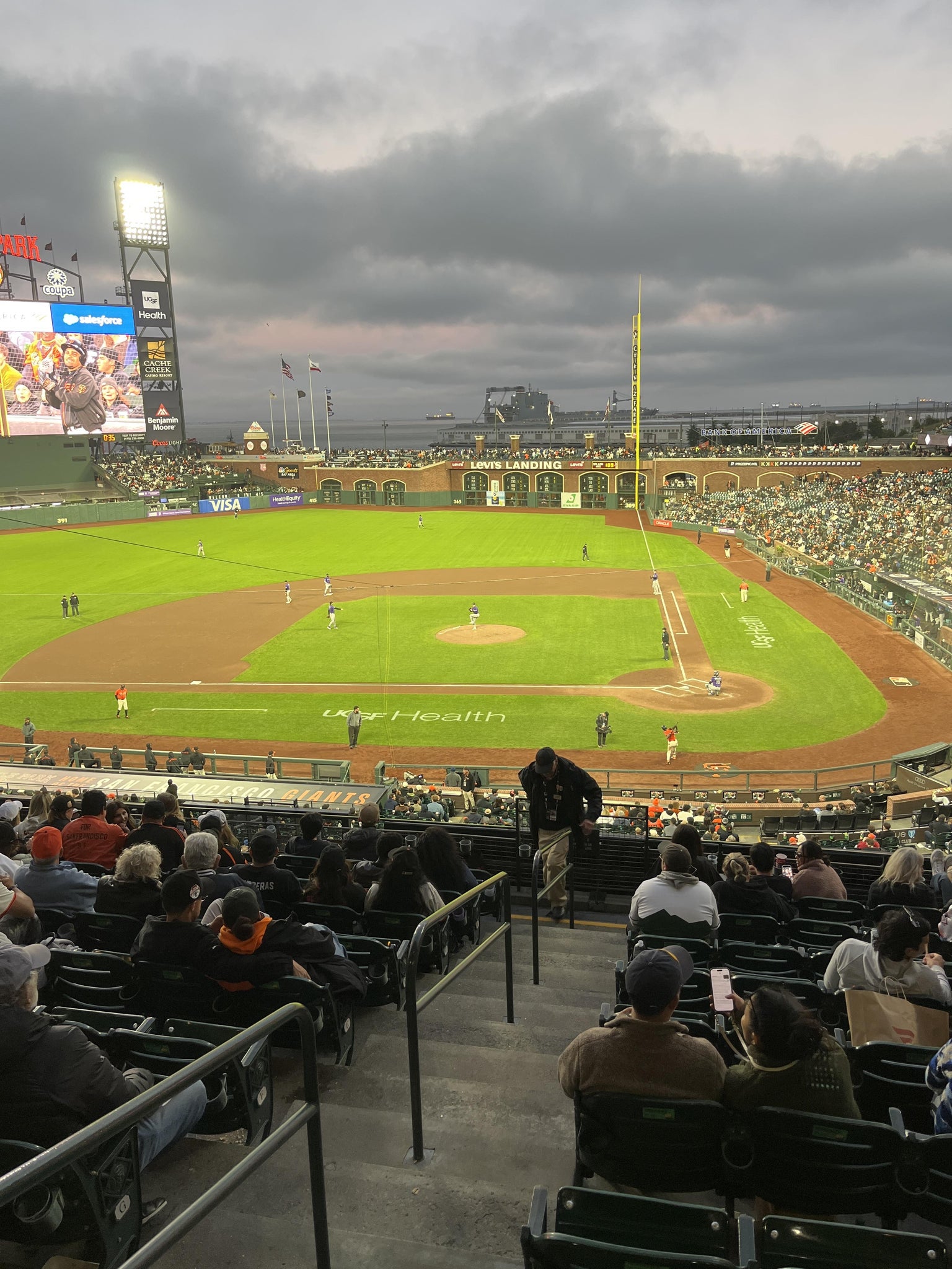 Vue réelle des fans prise de la Club Level 220 au site Oracle Park par Joshua M