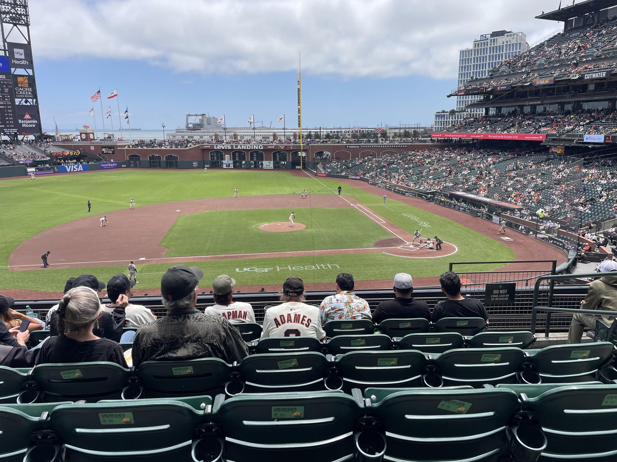 Vue réelle des fans prise de la Club Level 222 au site Oracle Park par Lauren R