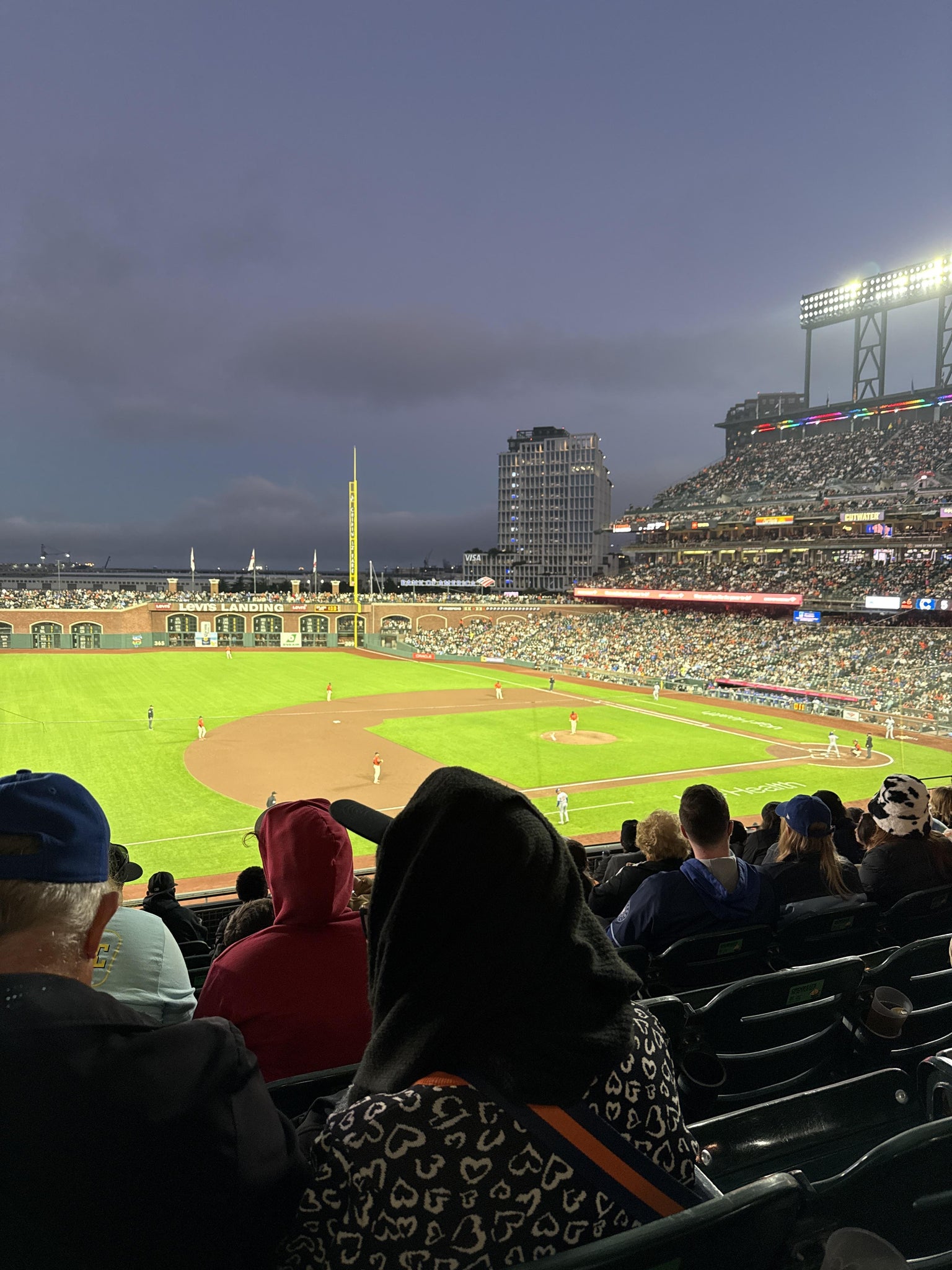 Vue réelle des fans prise de la Club Level 225 au site Oracle Park par Dana D