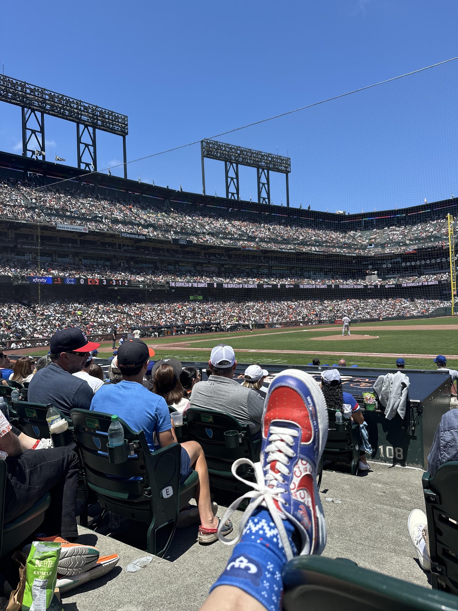 Vue réelle des fans prise de la Field Club 107 au site Oracle Park par Michelle S