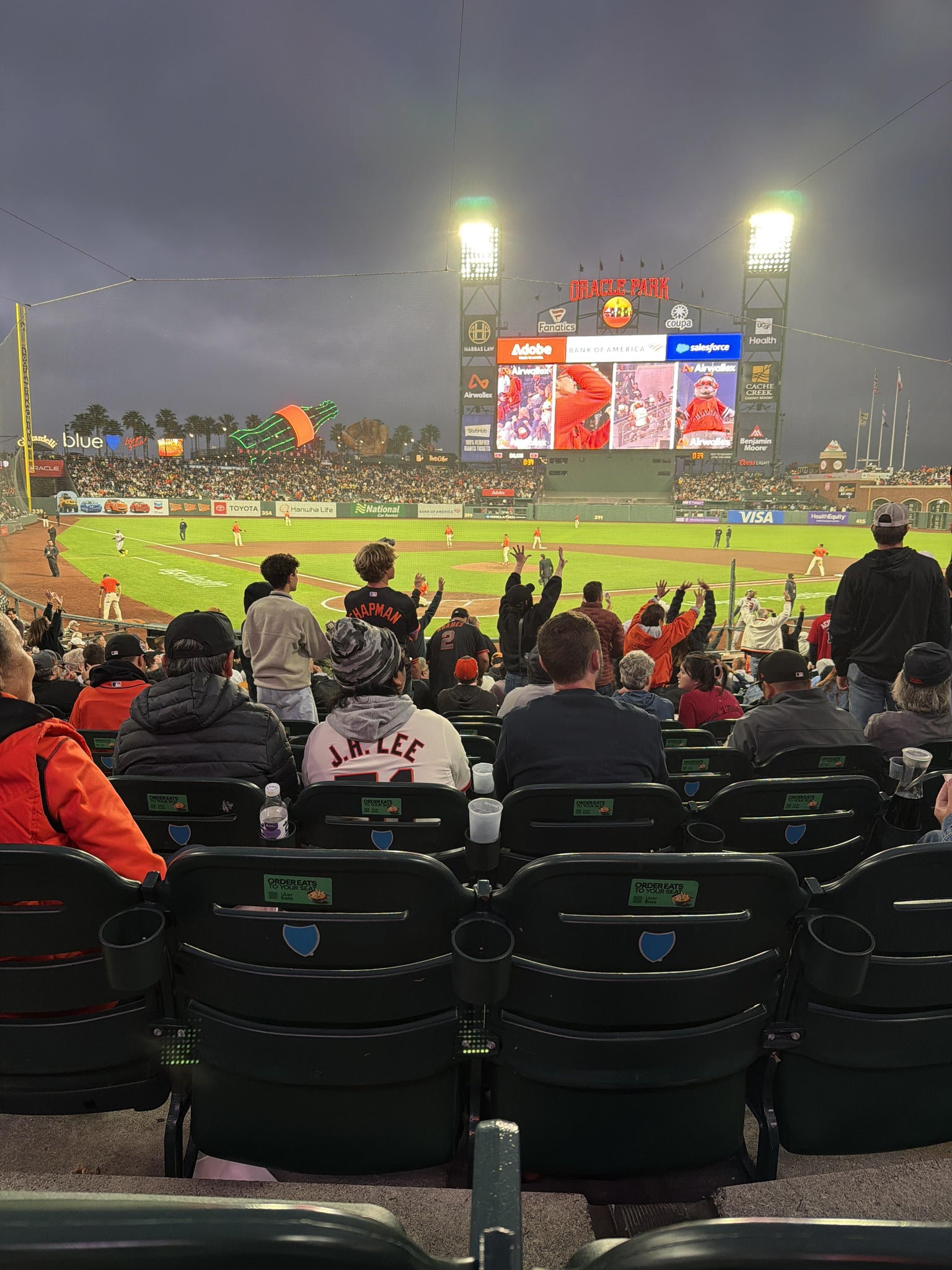 Vue réelle des fans prise de la Field Club 113 au site Oracle Park par Monica P