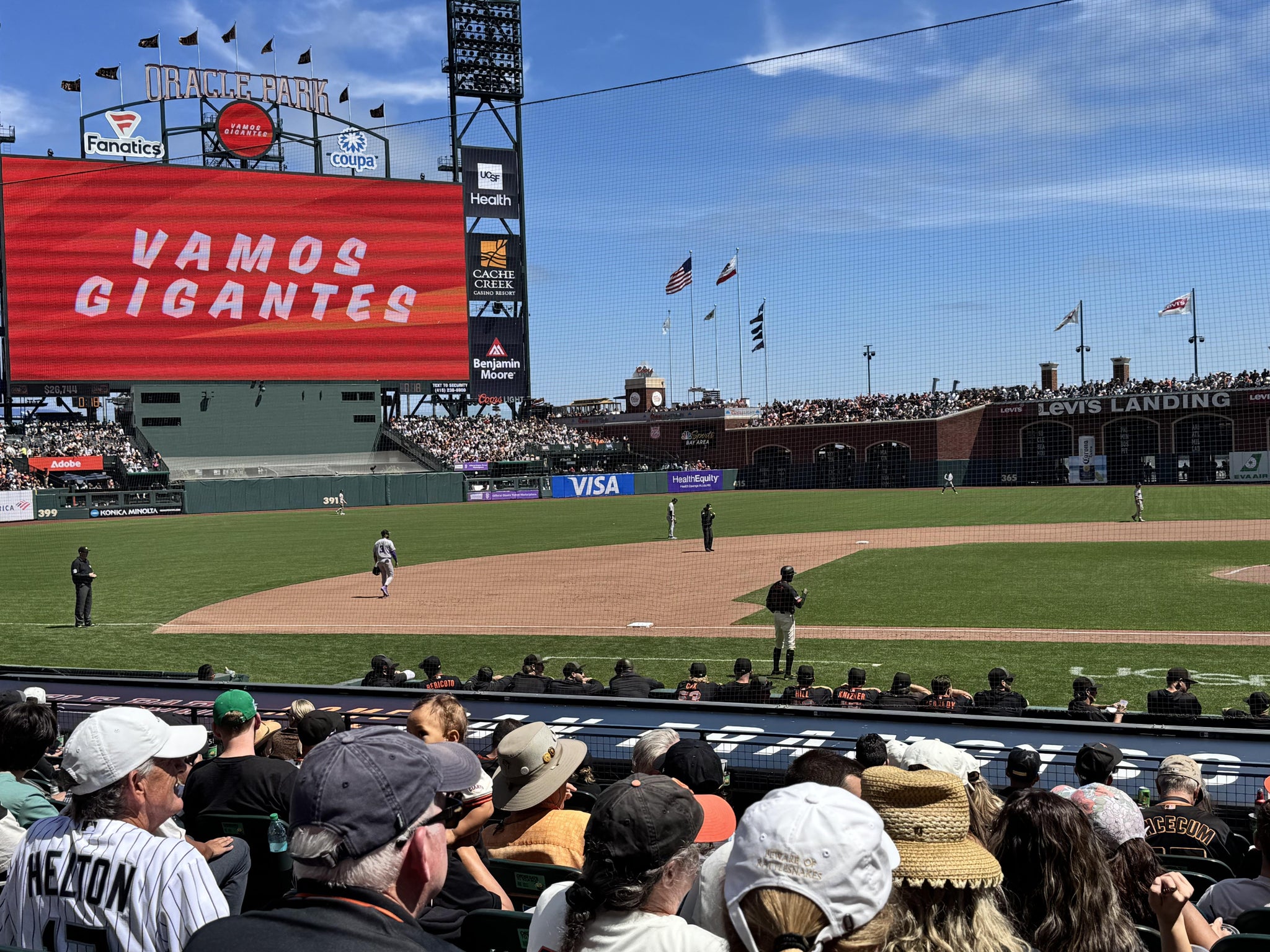Vue réelle des fans prise de la Field Club 122 au site Oracle Park par Lisa S