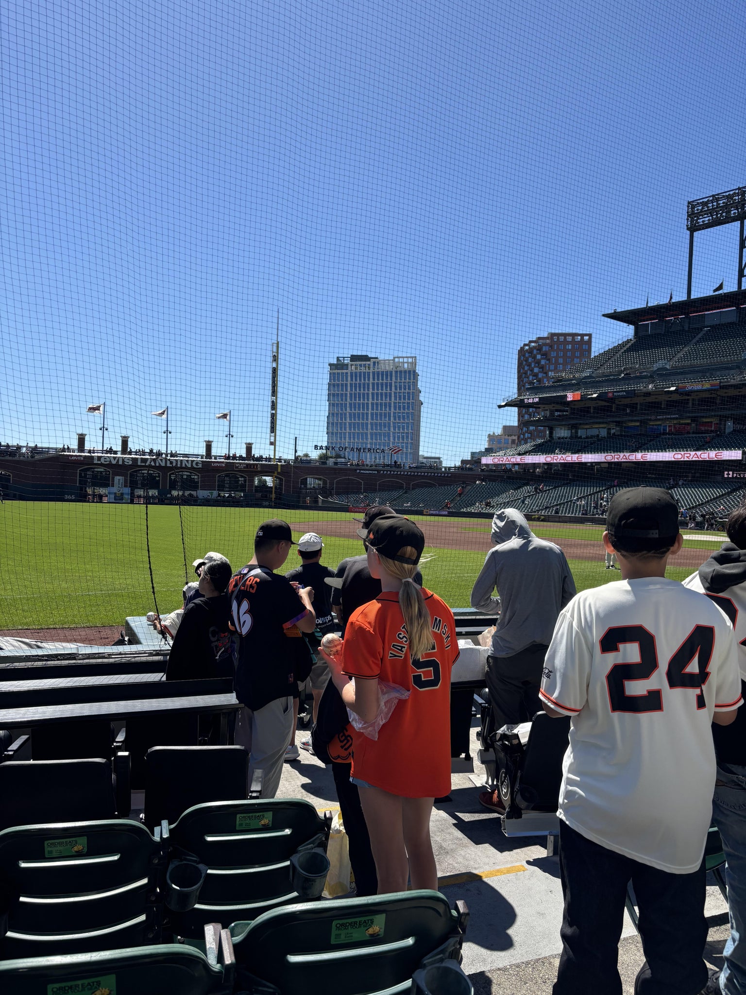 Vue réelle des fans prise de la Lower Box 128 au site Oracle Park par Robert M