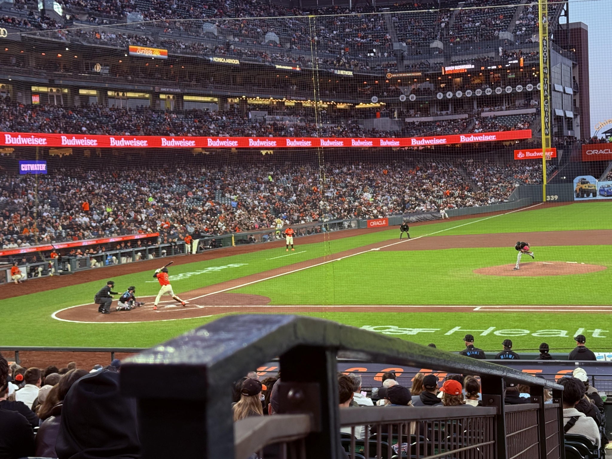 Vue réelle des fans prise de la Premium Lower Box 108 au site Oracle Park par Bruce G