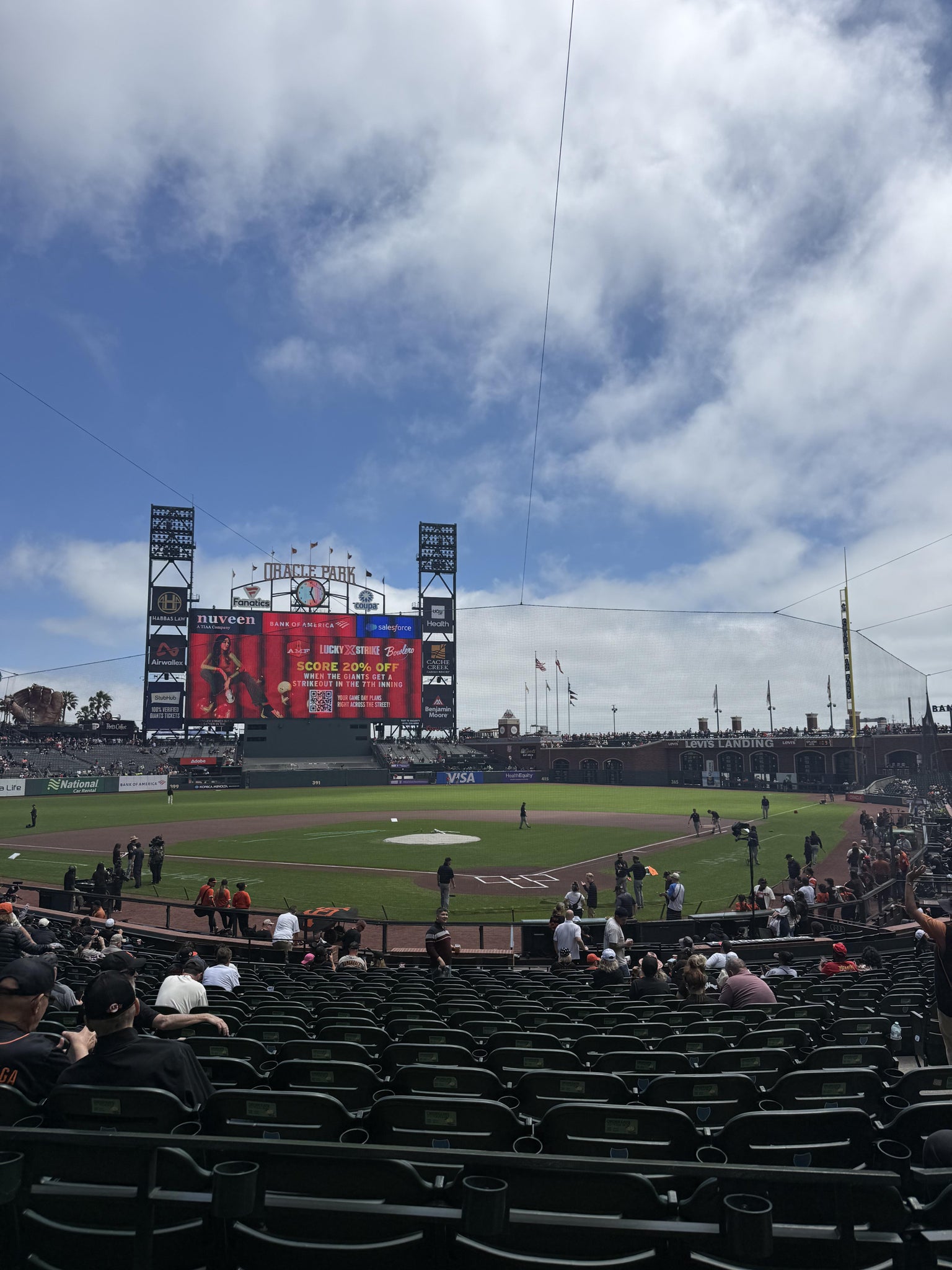 Vue réelle des fans prise de la Premium Lower Box 117 au site Oracle Park par Vanessa C