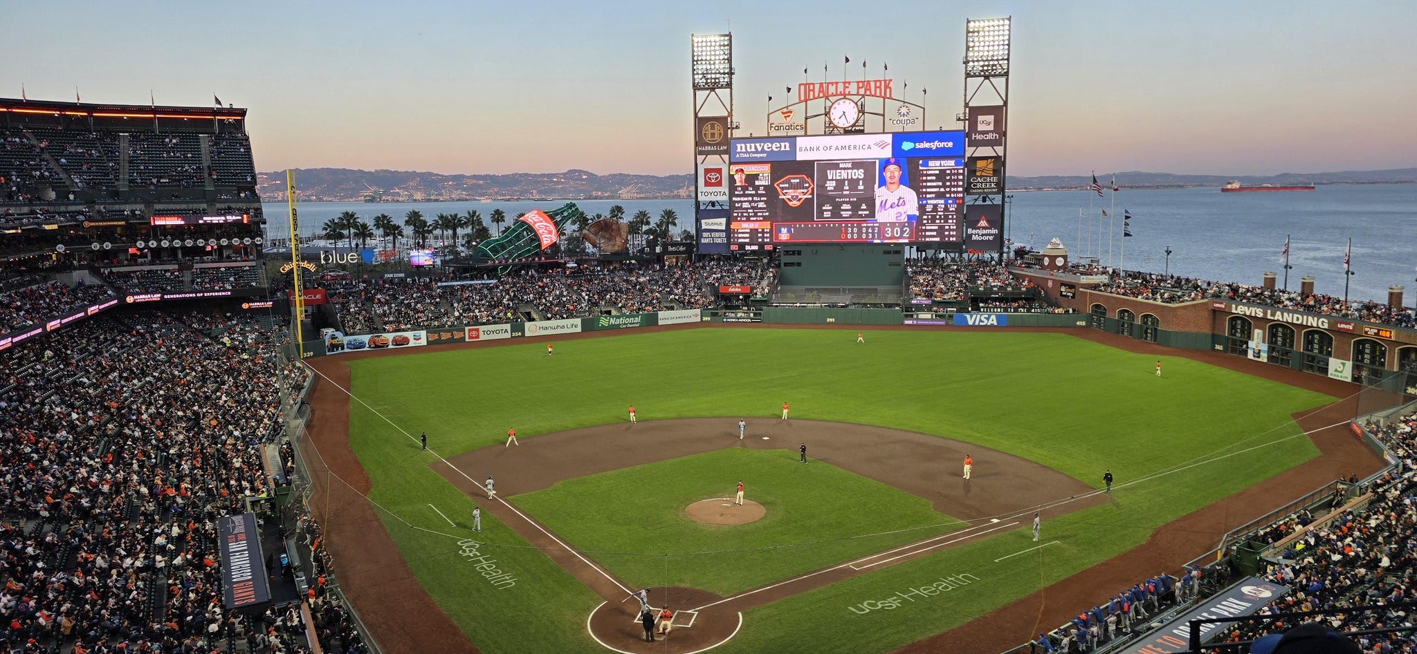 Vue réelle des fans prise de la View Box 314 au site Oracle Park par James W