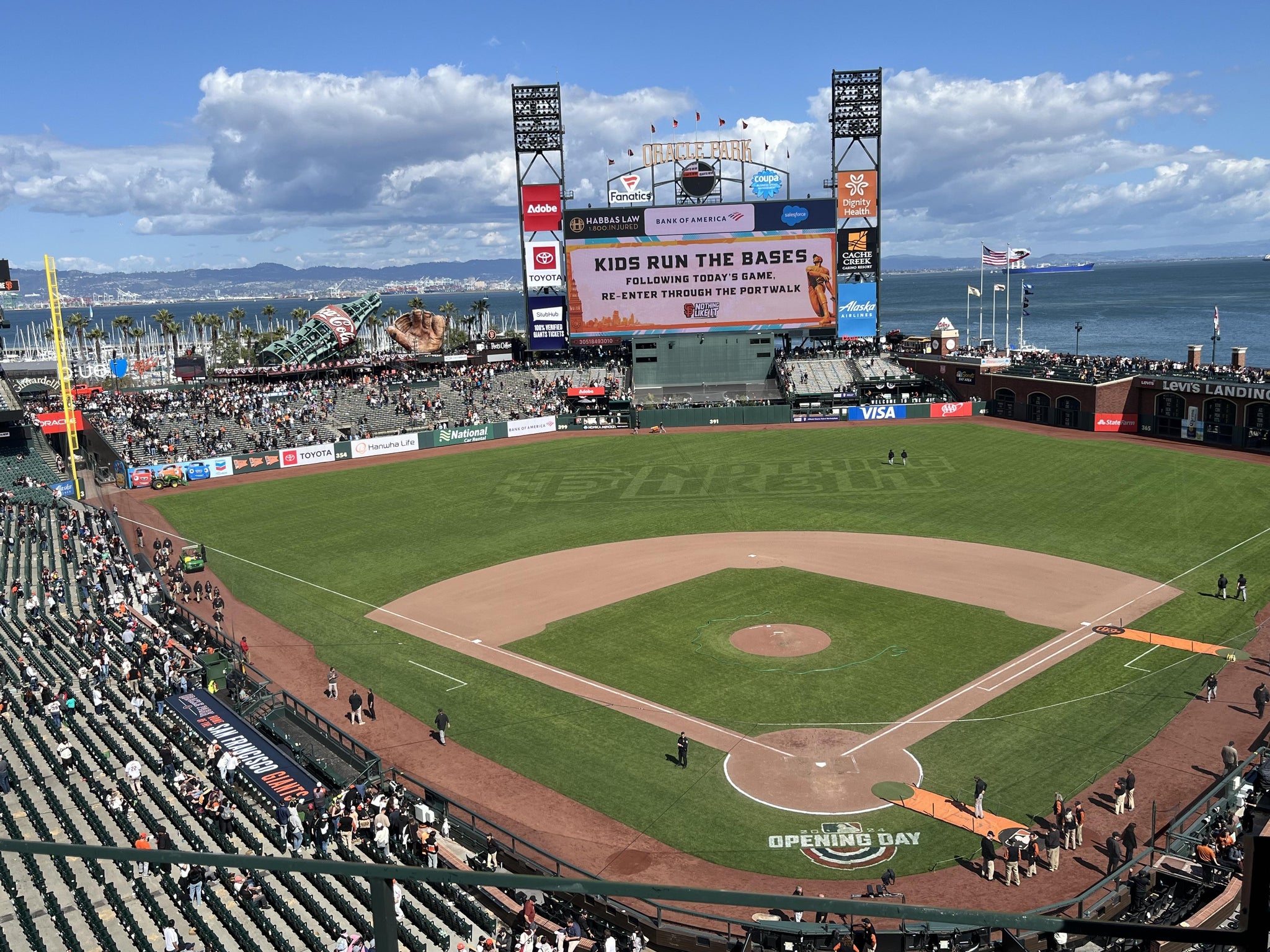 Vue réelle des fans prise de la View Box 317 au site Oracle Park par Nicole D