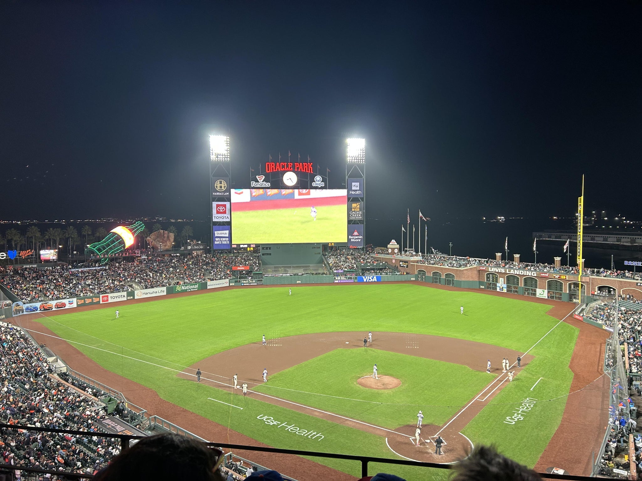 Vue réelle des fans prise de la View Box 318 au site Oracle Park par Mary beth B