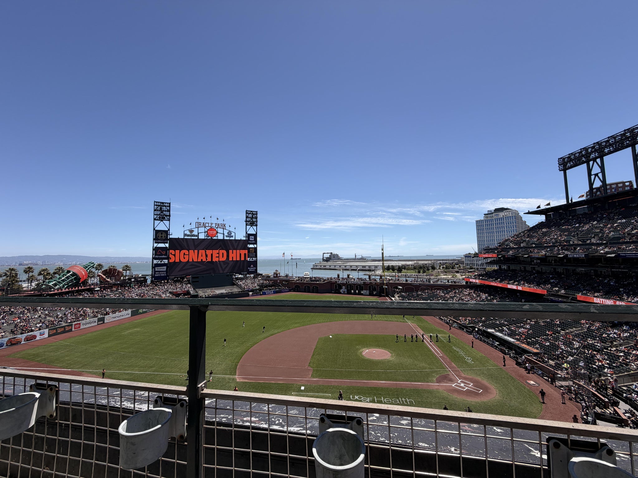 Vue réelle des fans prise de la View Box 323 au site Oracle Park par Samantha T