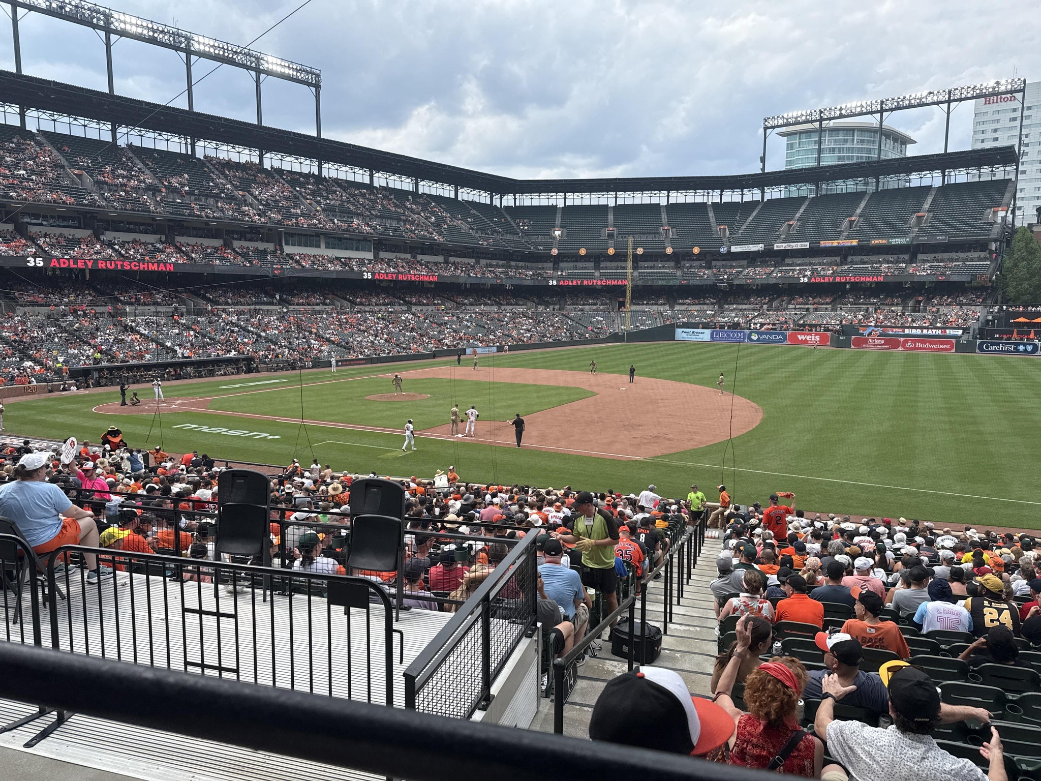 Vue réelle des fans prise de la Section 15 au site Oriole Park at Camden Yards par George T