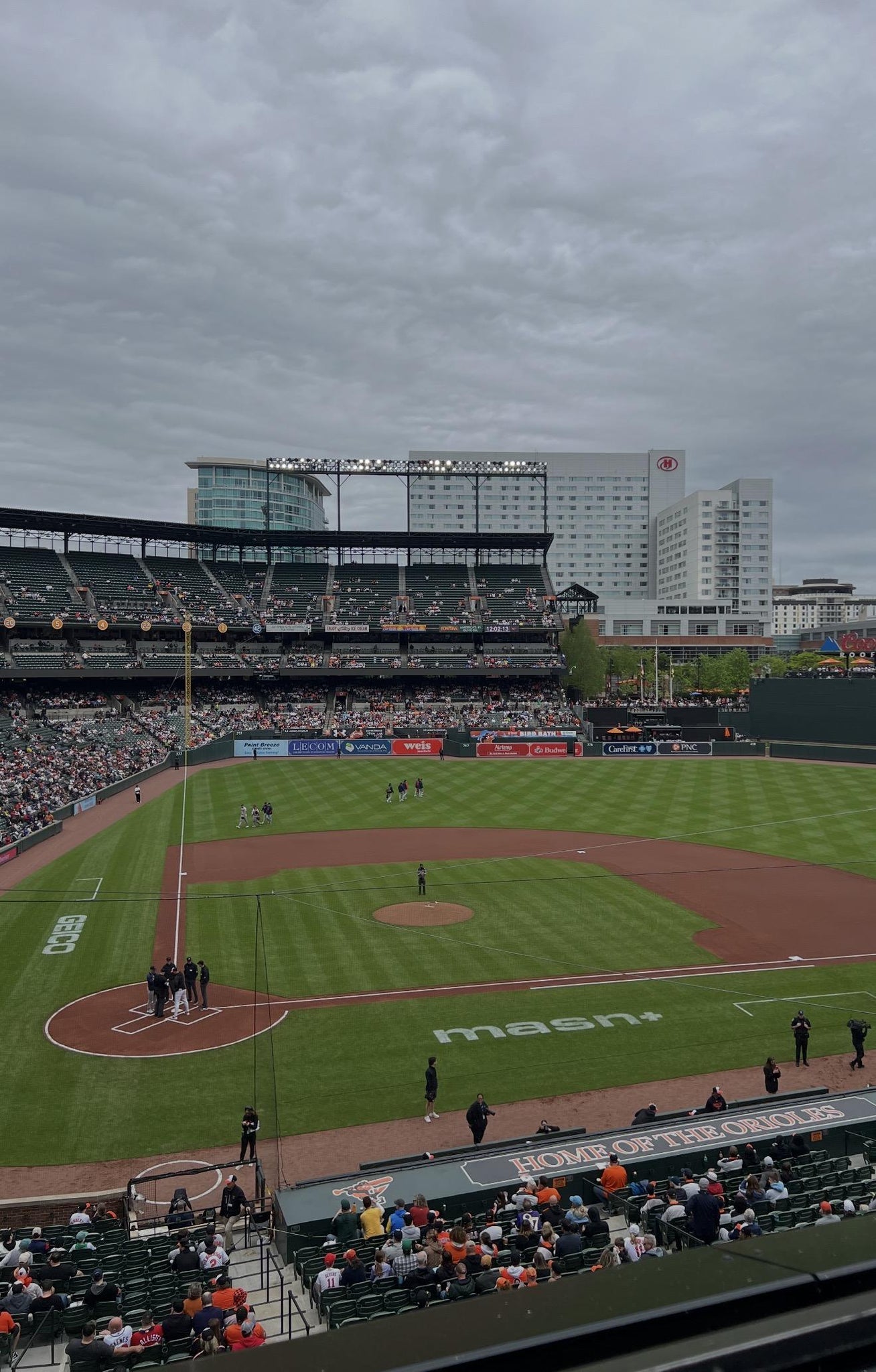 Vue réelle des fans prise de la Section 228 au site Oriole Park at Camden Yards par John P
