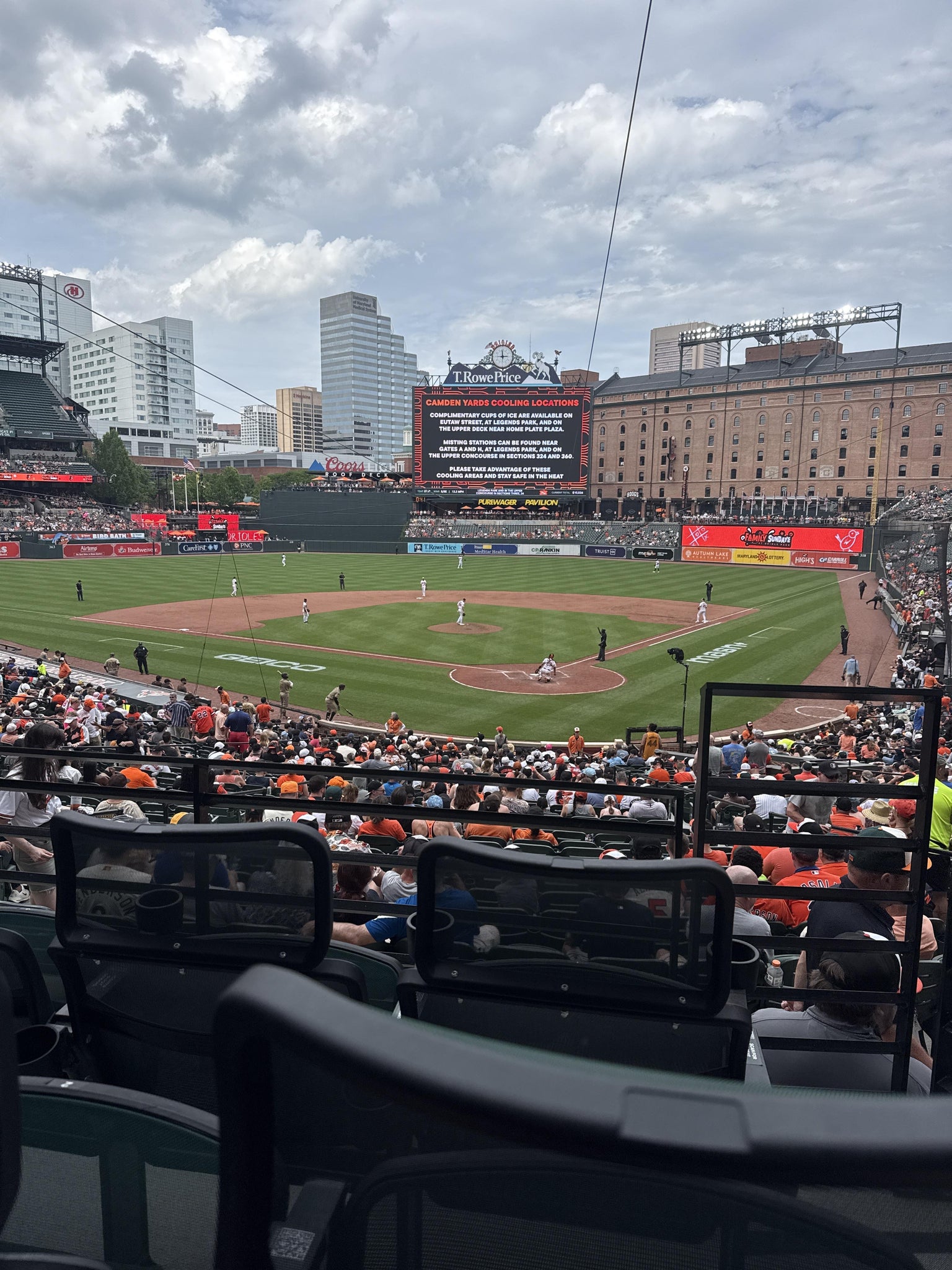 Vue réelle des fans prise de la Premium Club 41 au site Oriole Park at Camden Yards par Bill R