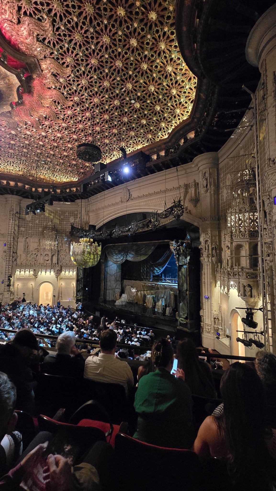 Vue réelle des fans prise de la Mezzanine au site Orpheum Theatre - San Francisco par Vuthy S