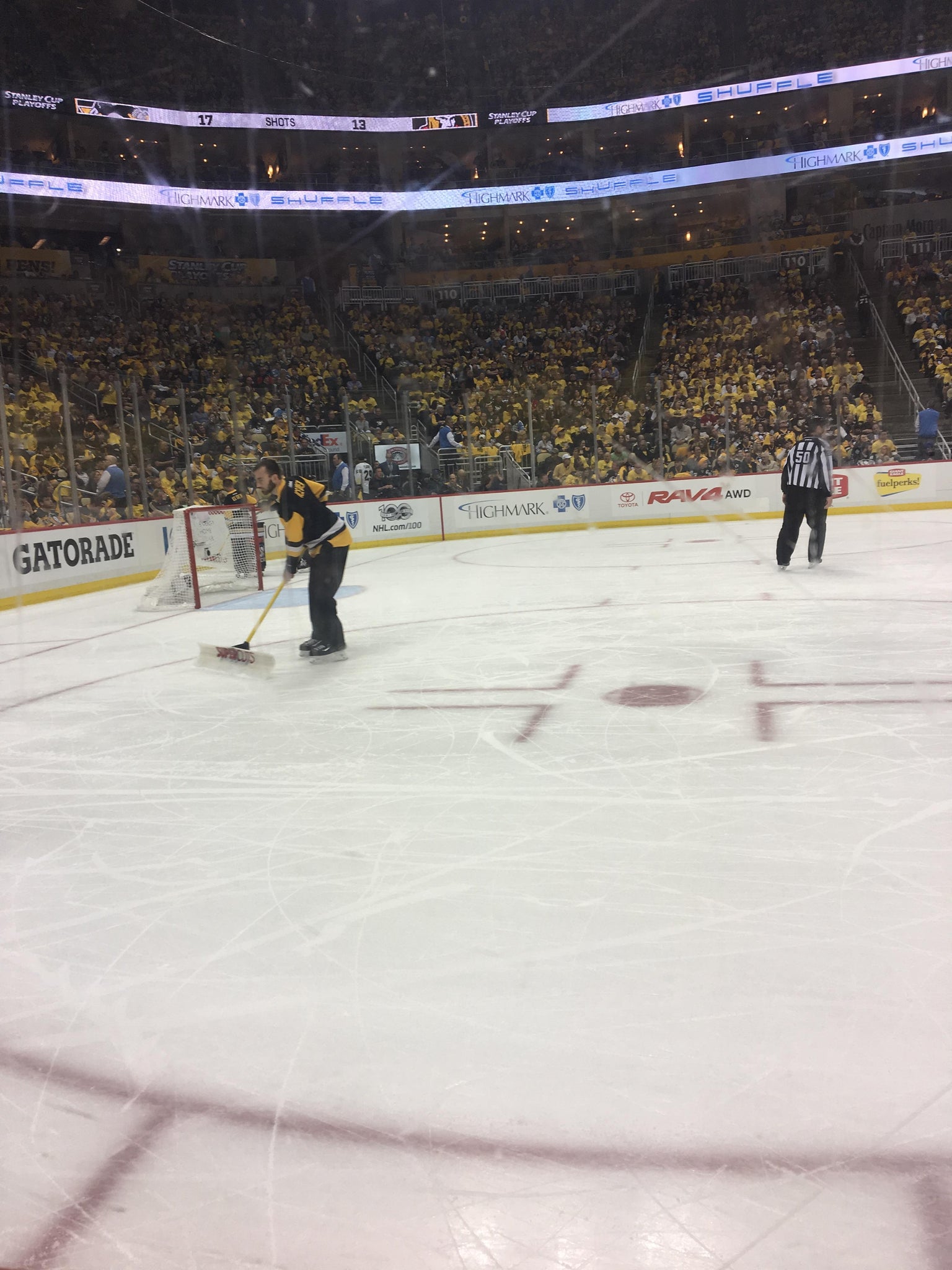 Vue réelle des fans prise de la Section 104 au site PPG Paints Arena par Steve R