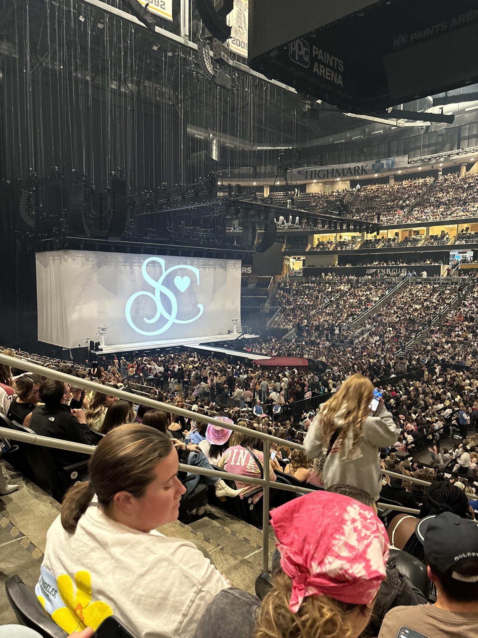 Vue réelle des fans prise de la Section 110 au site PPG Paints Arena par Julie C