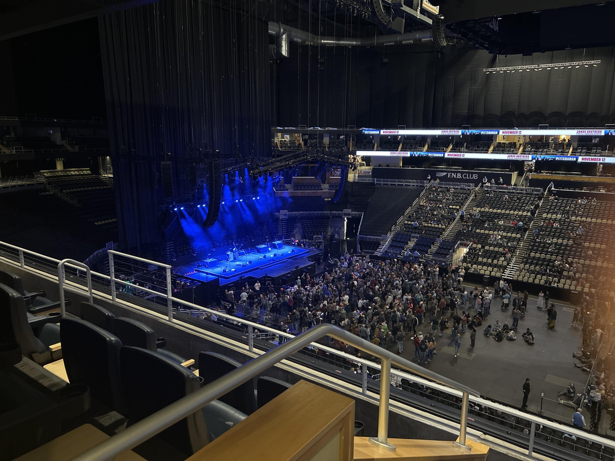 Vue réelle des fans prise de la Executive Suite 31 au site PPG Paints Arena par Robert P