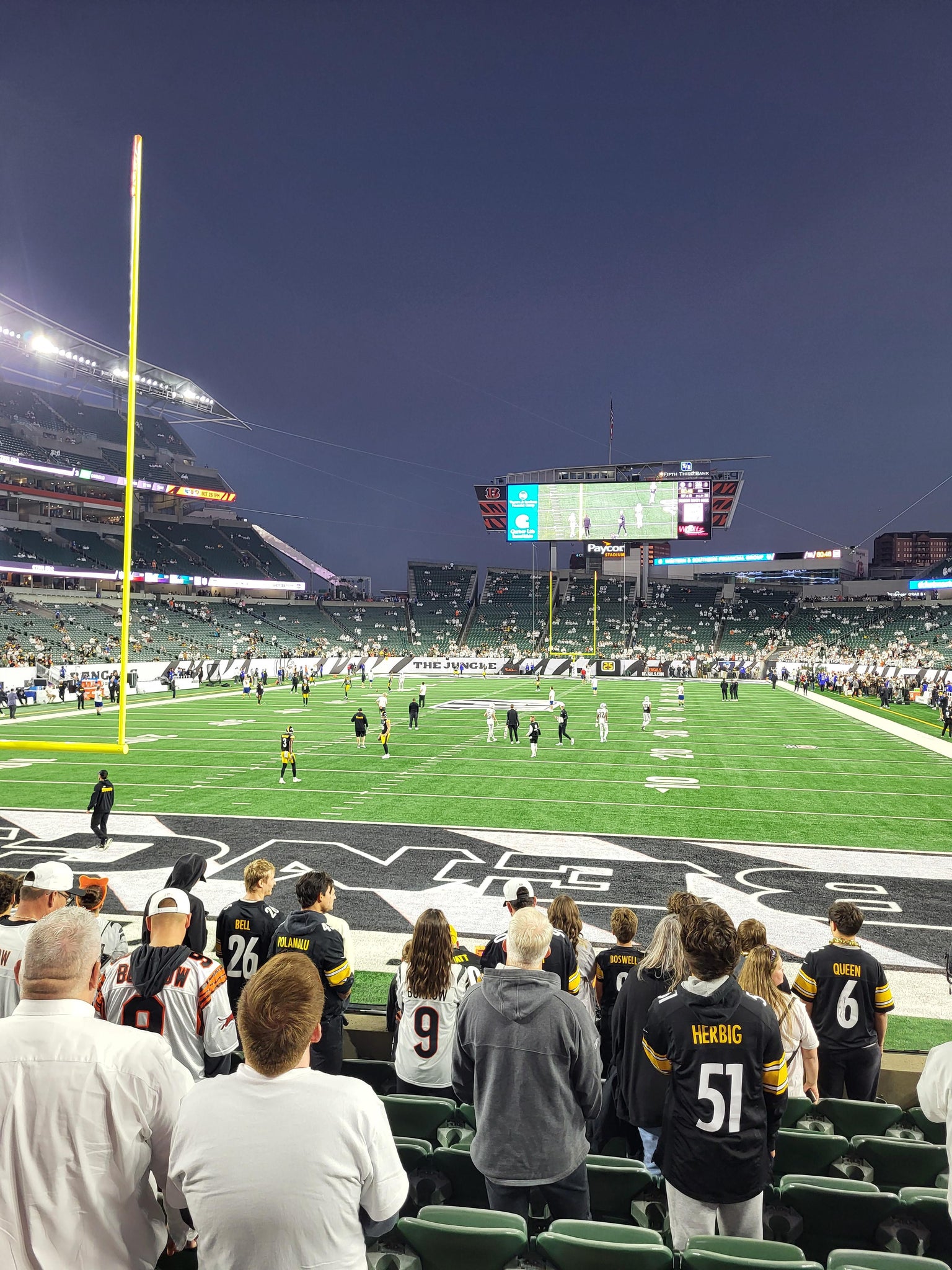 Vue réelle des fans prise de la Section 124 au site Paycor Stadium par Kirk D