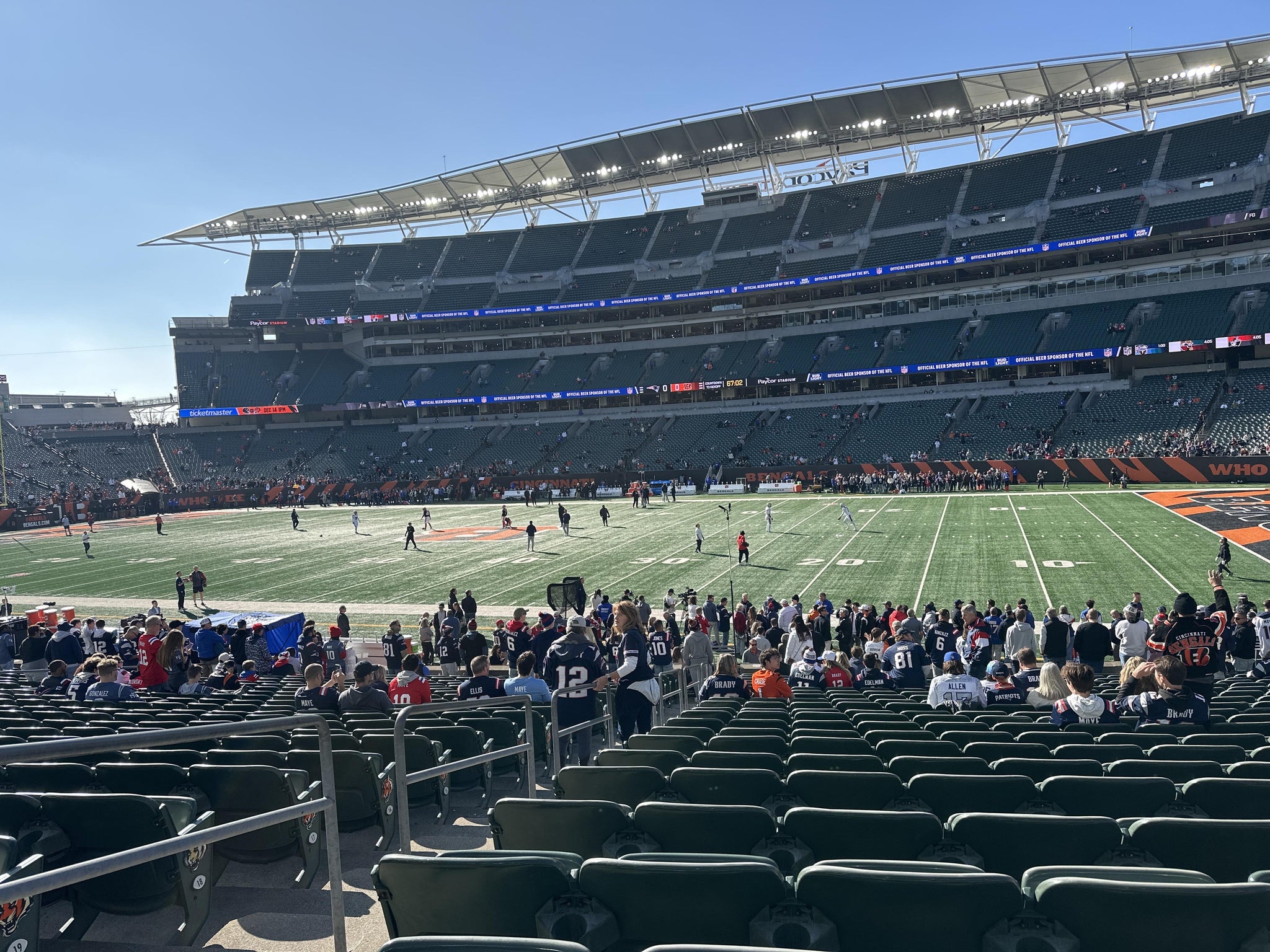 Vue réelle des fans prise de la Section 136 au site Paycor Stadium par Linwood S