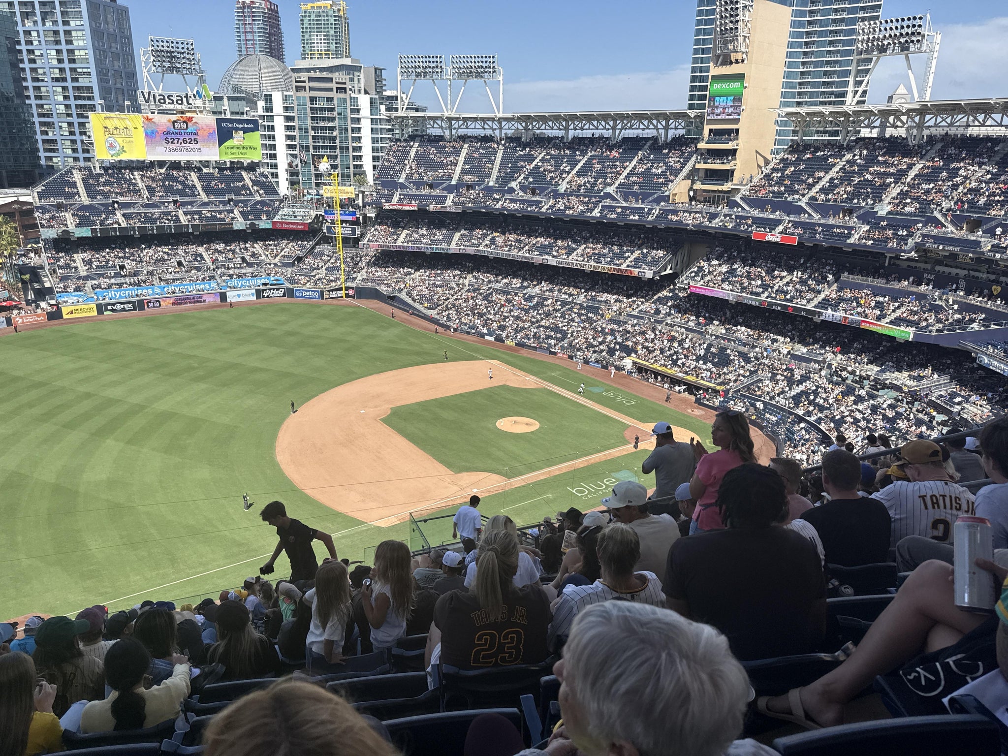 Vue réelle des fans prise de la Section 318 au site Petco Park par Hector S