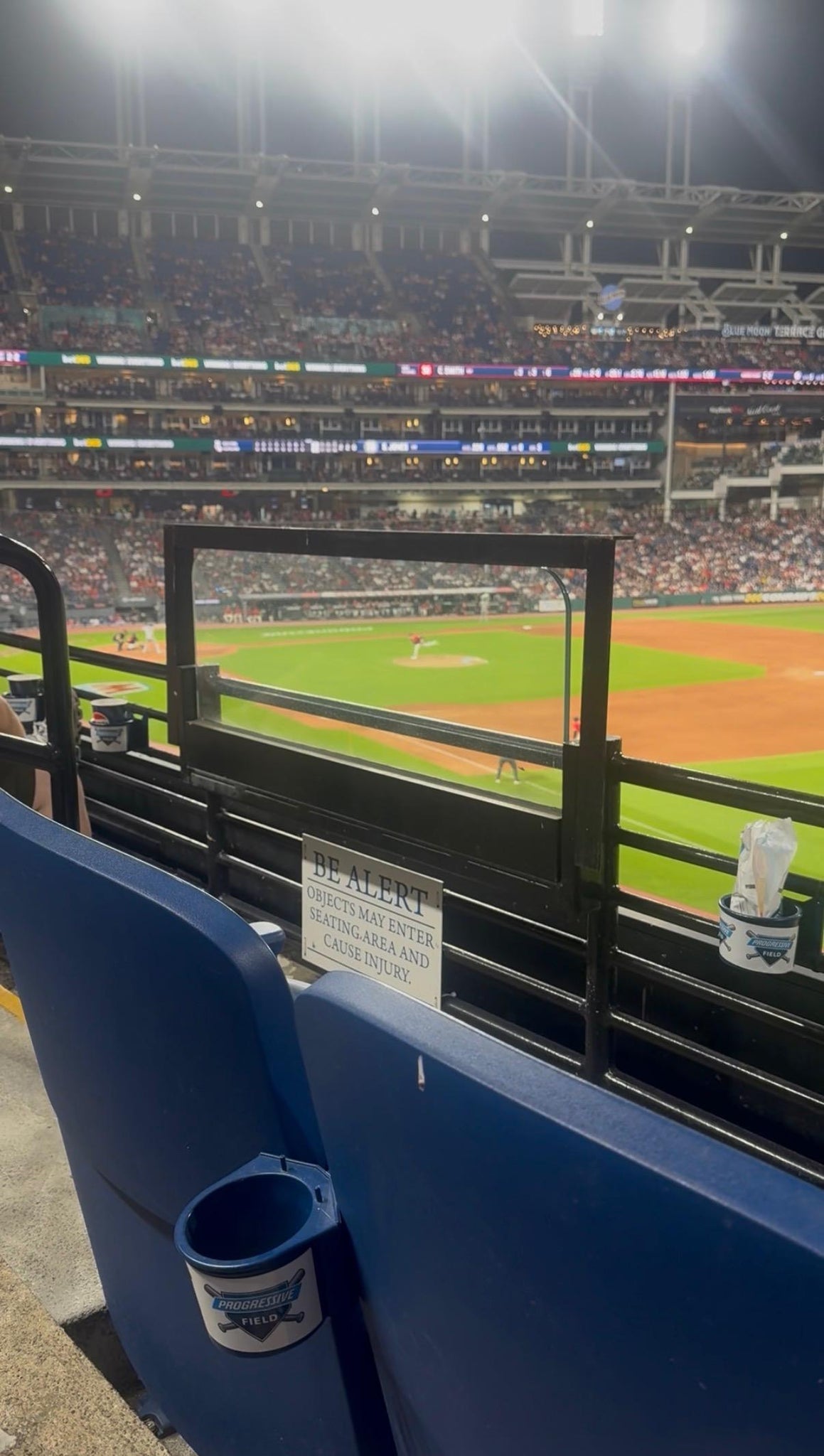 Vue réelle des fans prise de la Section 328 au site Progressive Field par Deborah A