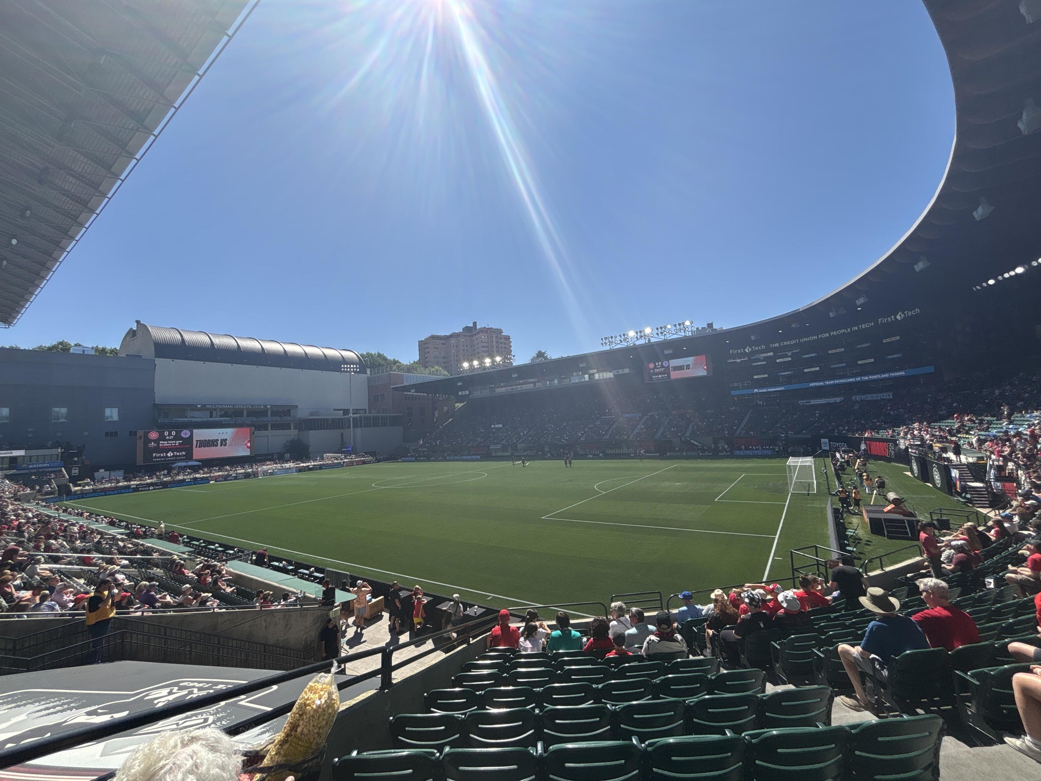 Vue réelle des fans prise de la Section 101 au site Providence Park par Lynda A