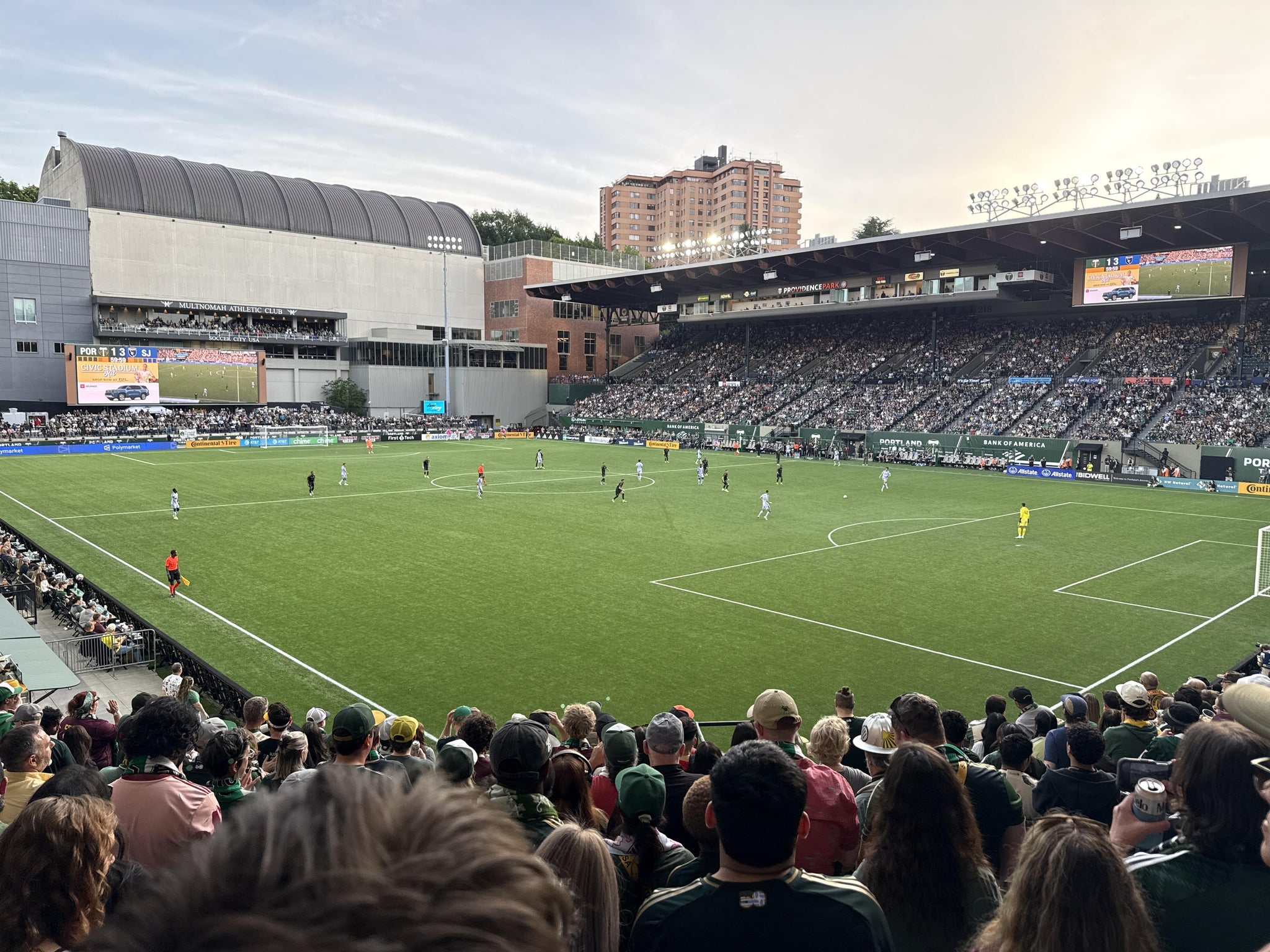 Vue réelle des fans prise de la Section 102 au site Providence Park par Ryan W