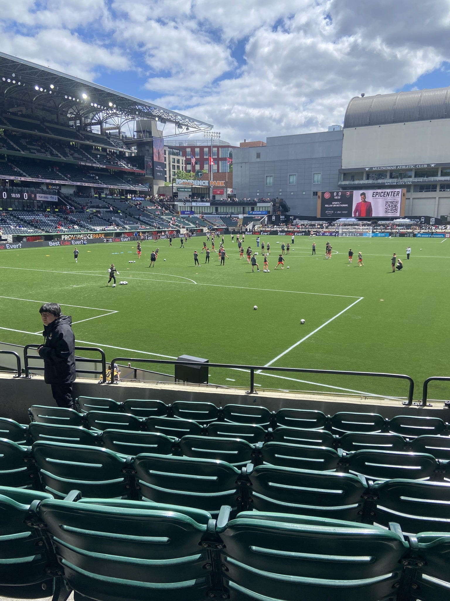 Vue réelle des fans prise de la Section 110 au site Providence Park par Martha S