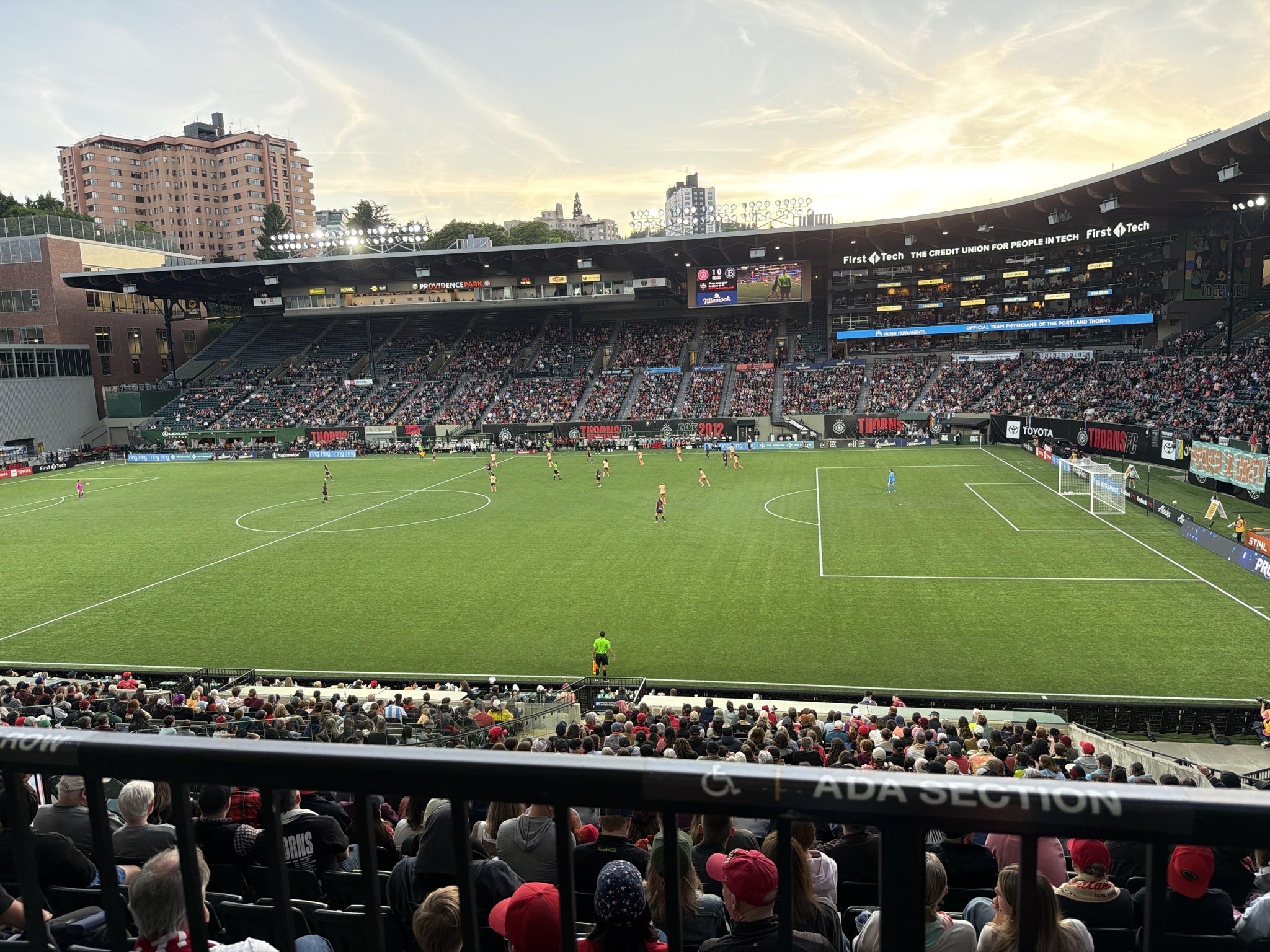Vue réelle des fans prise de la Section 99 au site Providence Park par Kimberly D