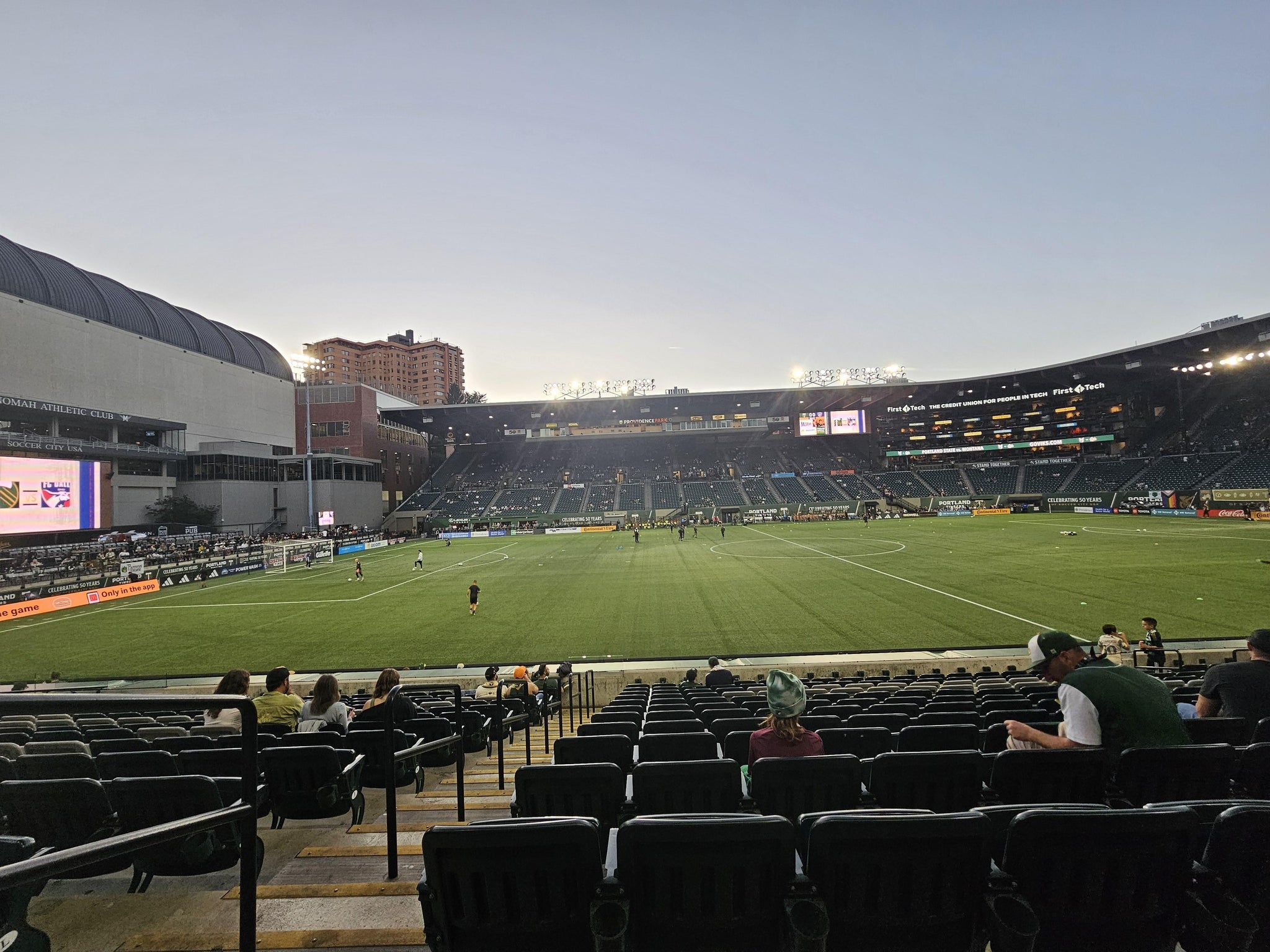 Vue réelle des fans prise de la Club 2 au site Providence Park par Manuela B