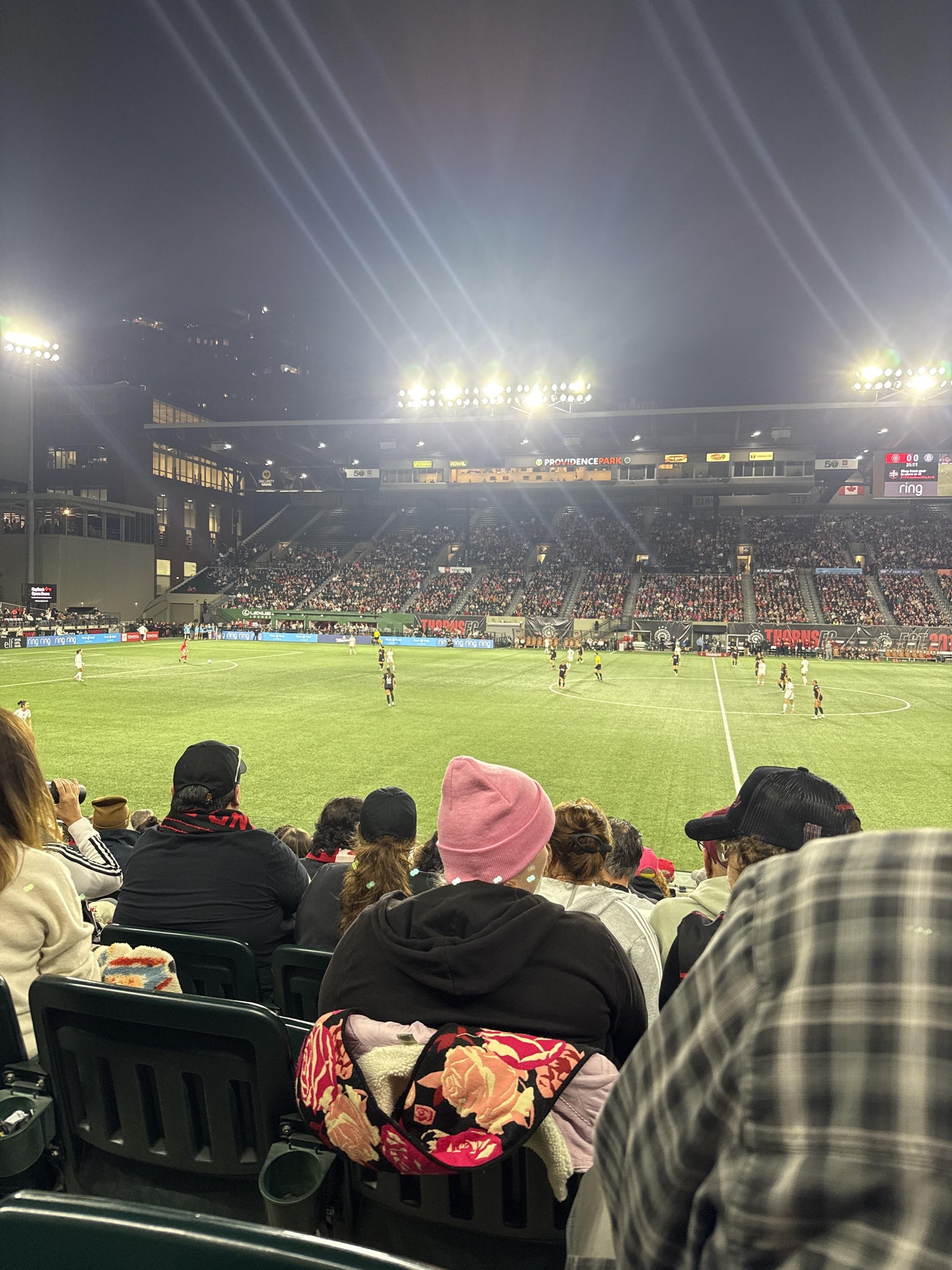Vue réelle des fans prise de la Club 3 au site Providence Park par Maria G