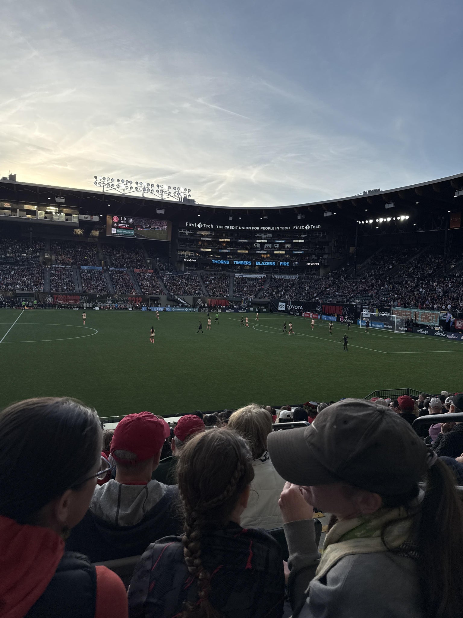 Vue réelle des fans prise de la Club 3 au site Providence Park par Yanely S