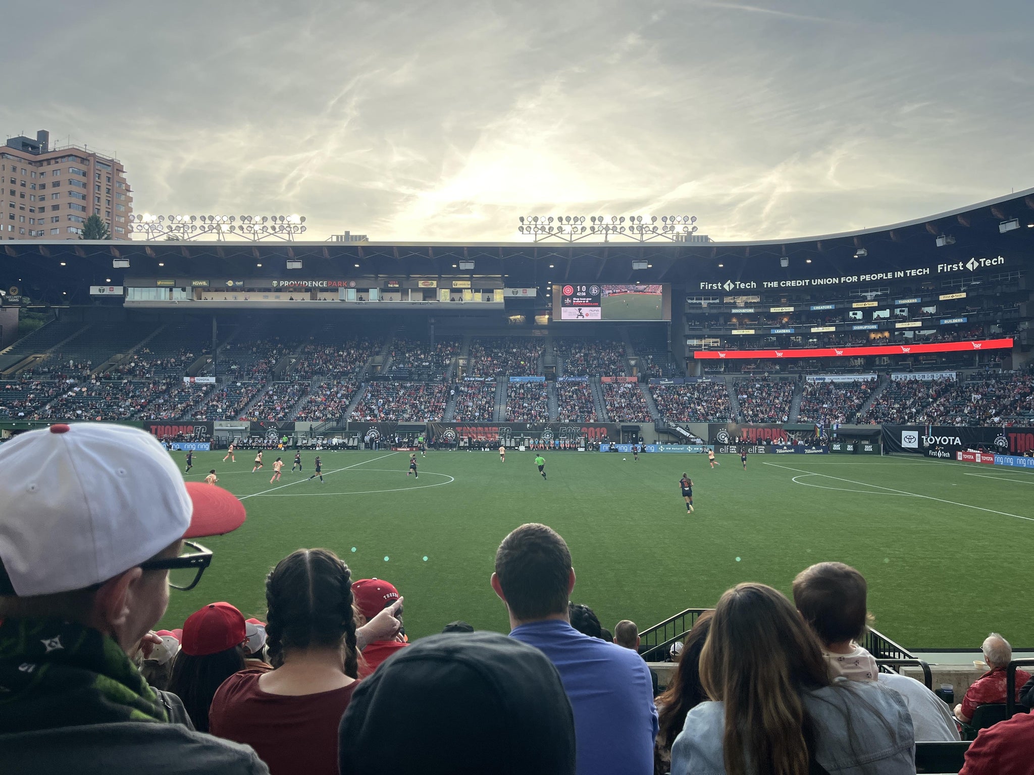 Vue réelle des fans prise de la Club 4 au site Providence Park par Lila A
