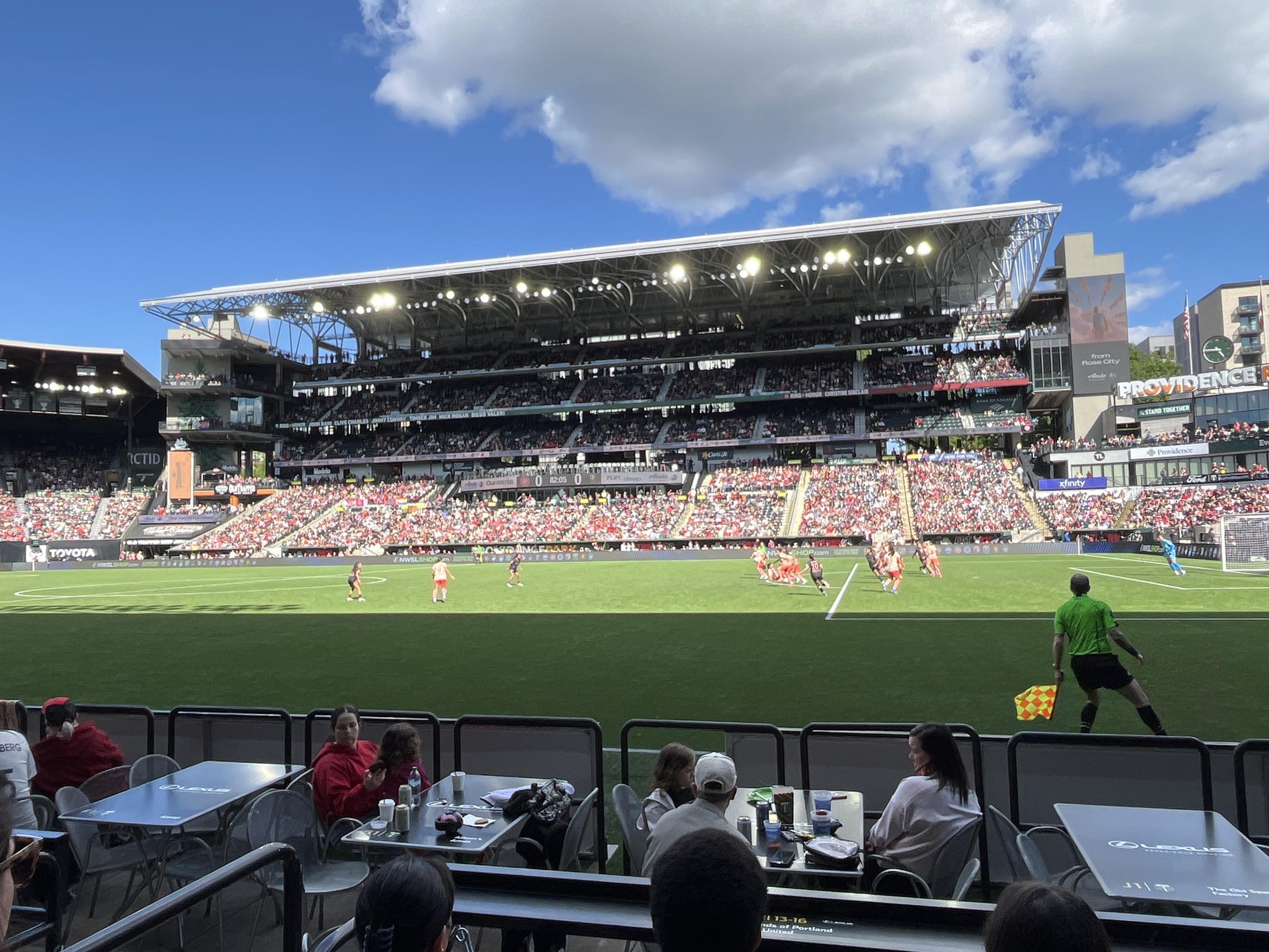 Vue réelle des fans prise de la Lexus Lounge E 2 au site Providence Park par Gavin F