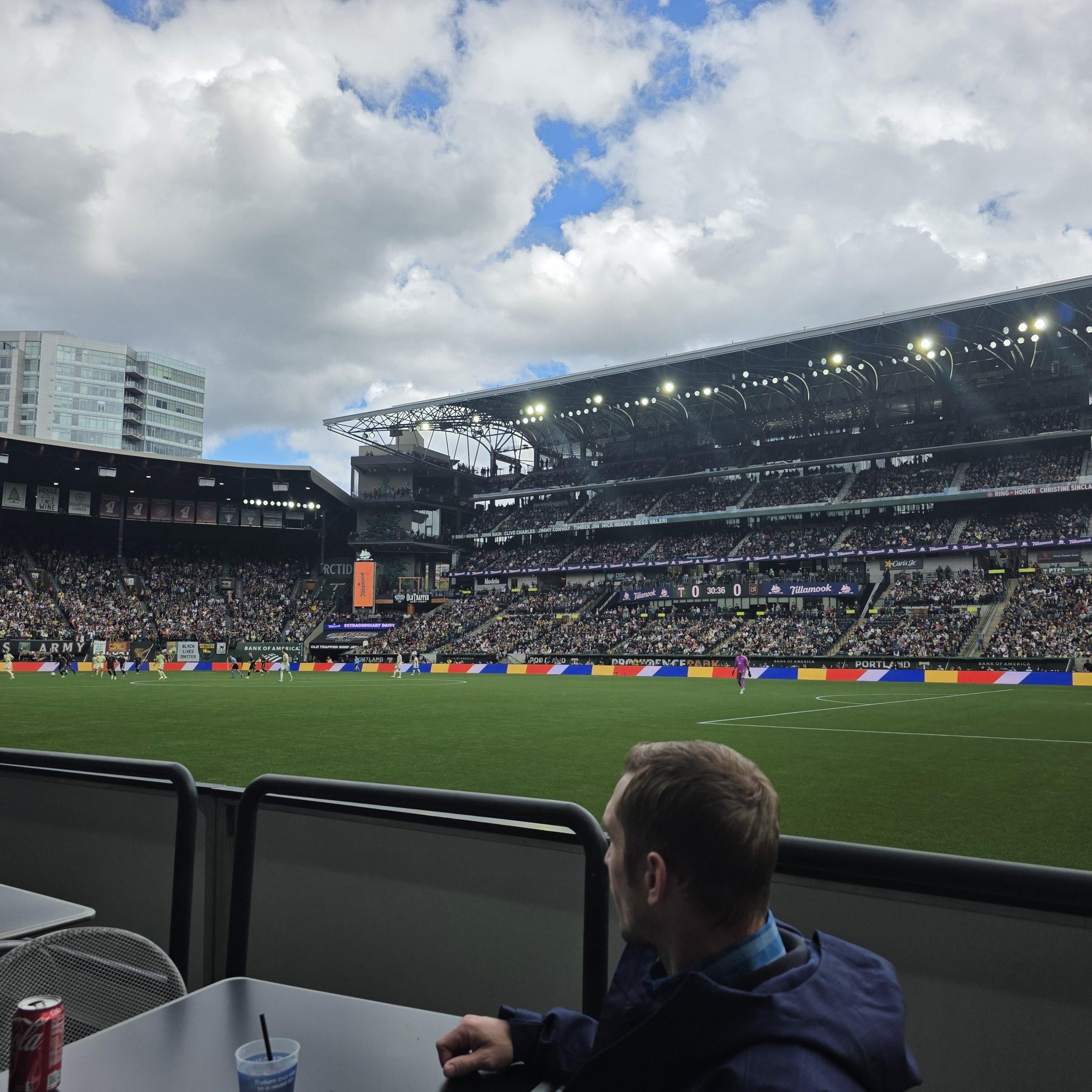 Vue réelle des fans prise de la Lexus Lounge au site Providence Park par Drew T