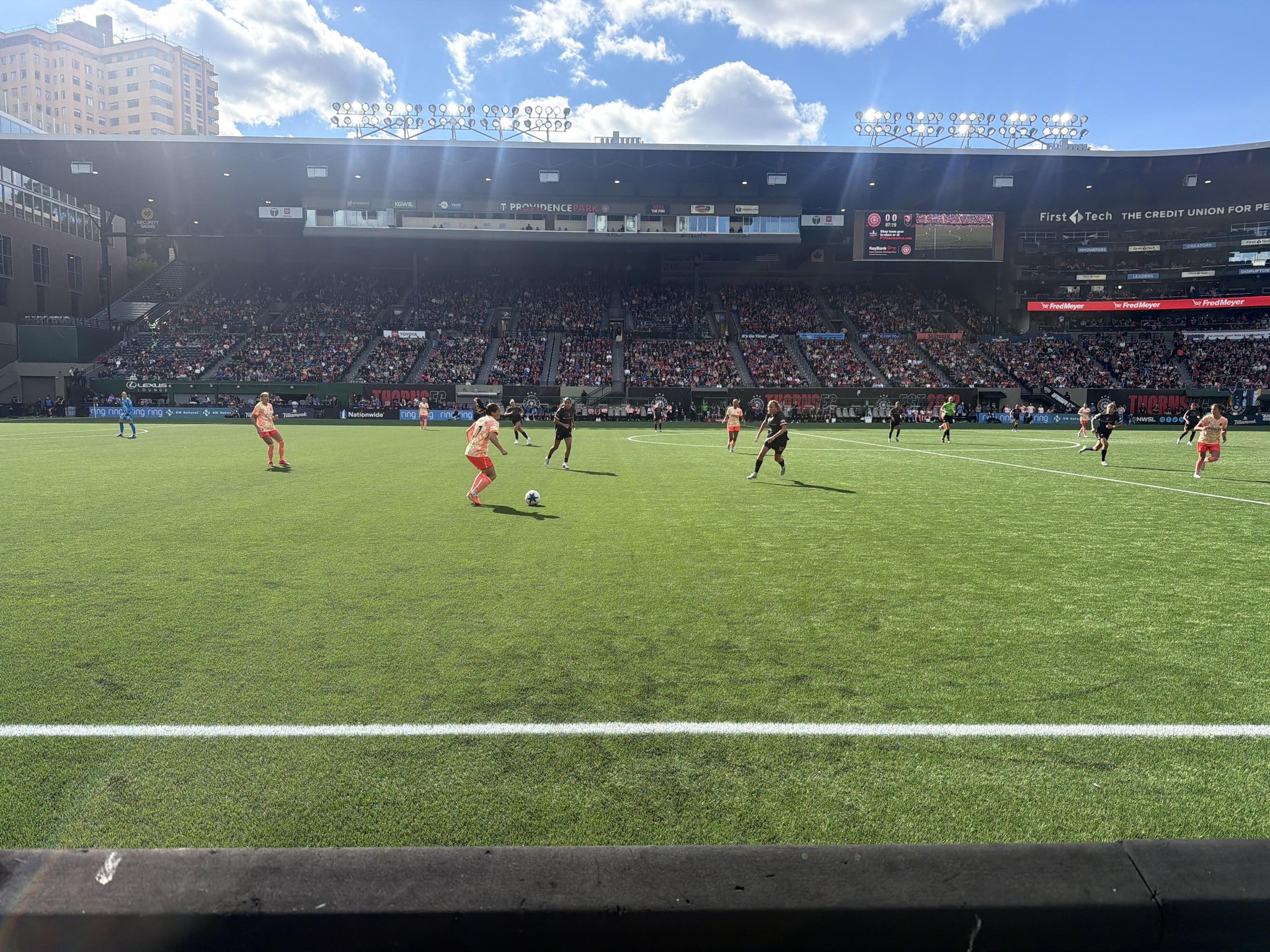 Vue réelle des fans prise de la Pitchside Seats au site Providence Park par Rachael A