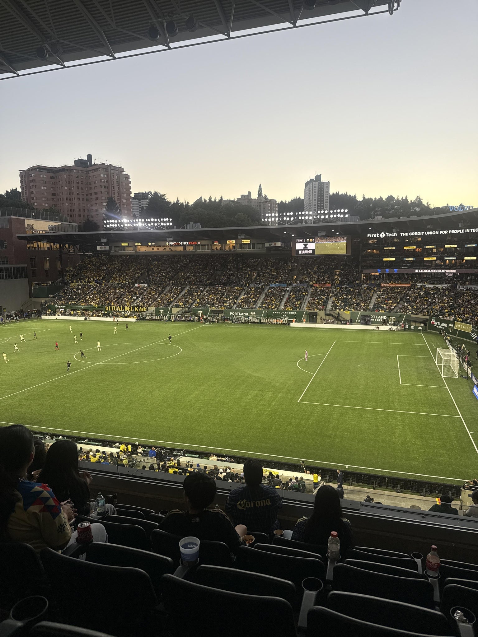 Vue réelle des fans prise de la Section TR 9 au site Providence Park par Ivonne N
