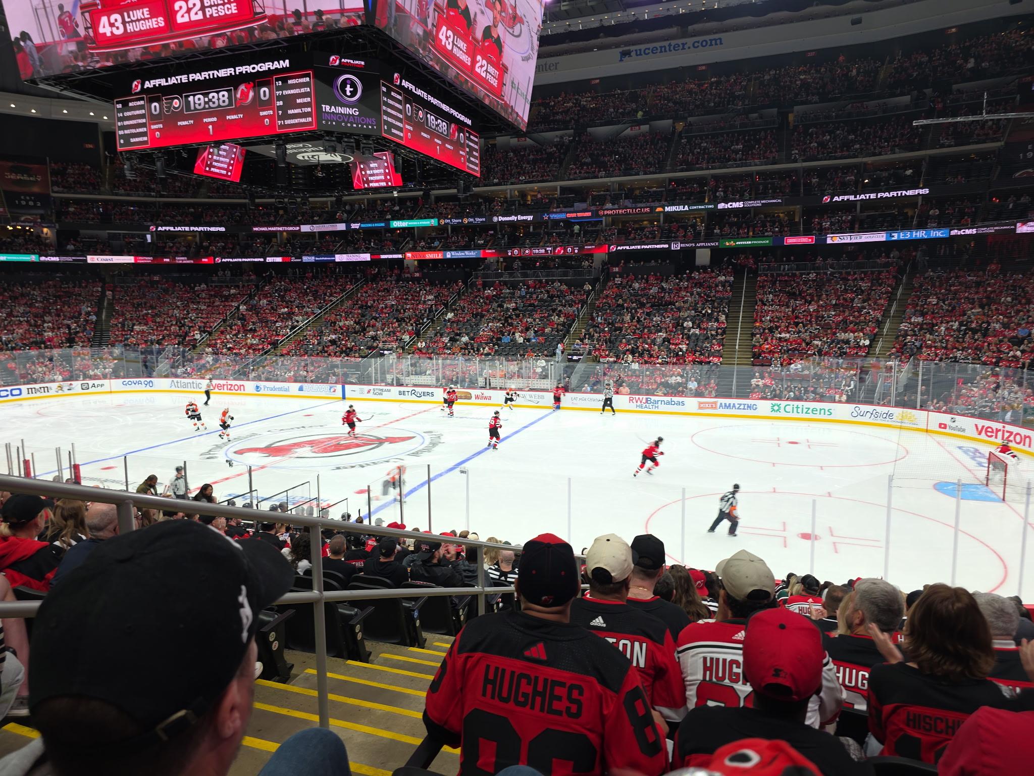 Vue réelle des fans prise de la Section 10 au site Prudential Center par Milton A