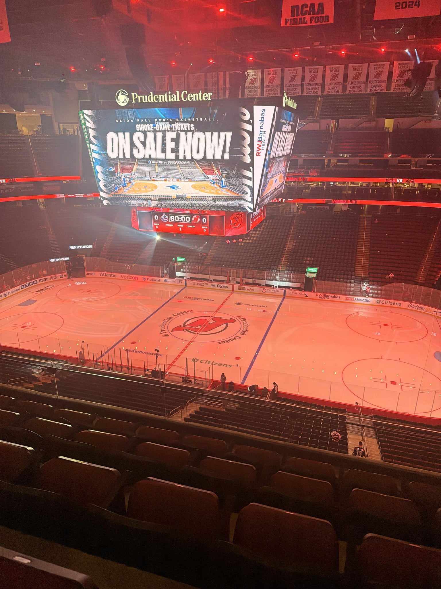 Vue réelle des fans prise de la Section 130 au site Prudential Center par Jon K